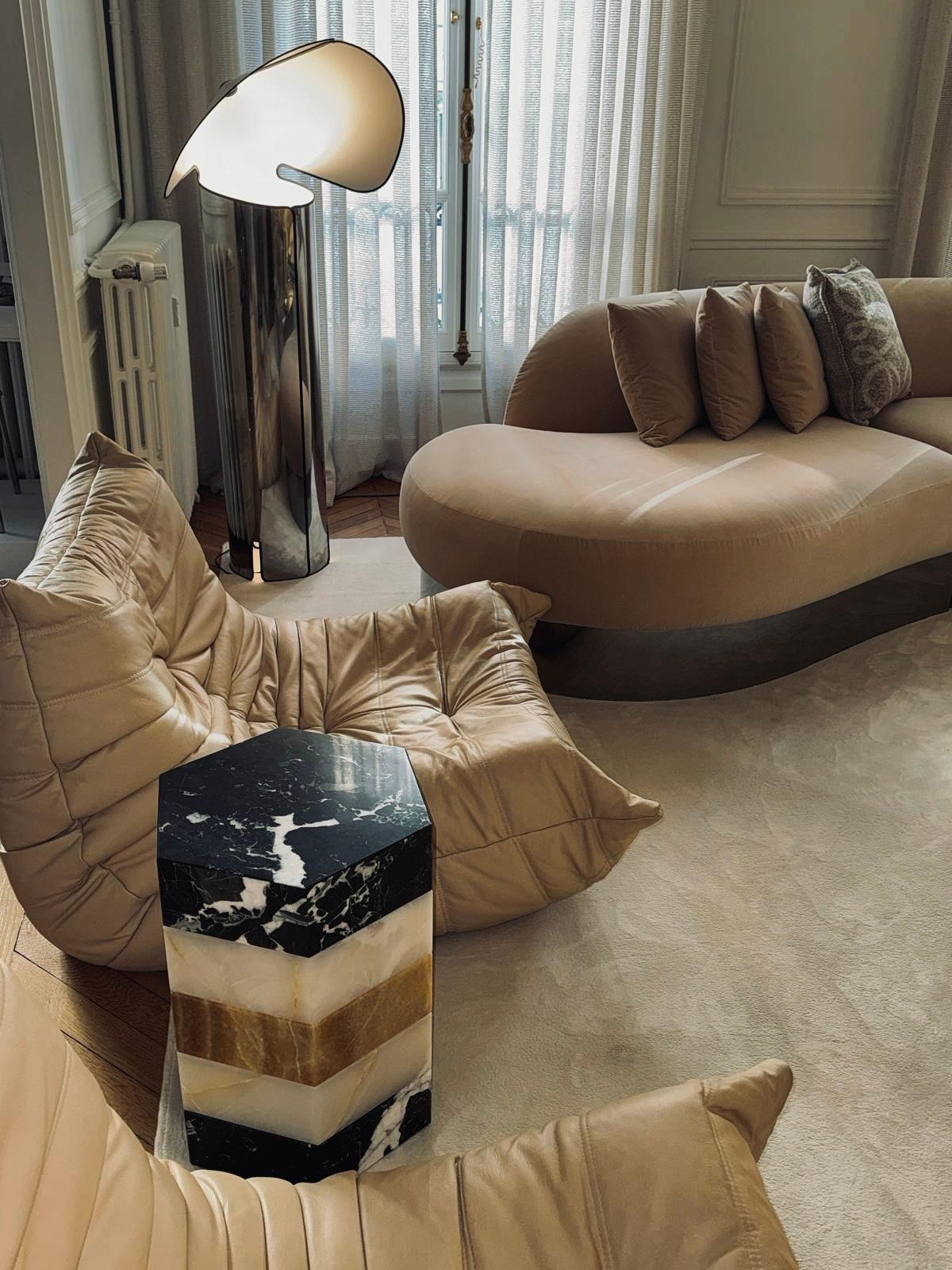 Gisou Table d'appoint - Rayures marbre Grand Antique et onyx par Studio Gaïa Neuf - En vente à PARIS, FR