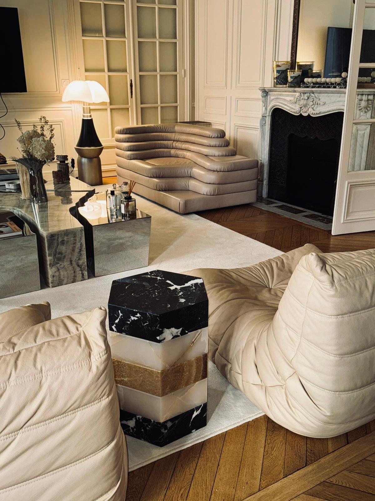 XXIe siècle et contemporain Gisou Table d'appoint - Rayures marbre Grand Antique et onyx par Studio Gaïa en vente