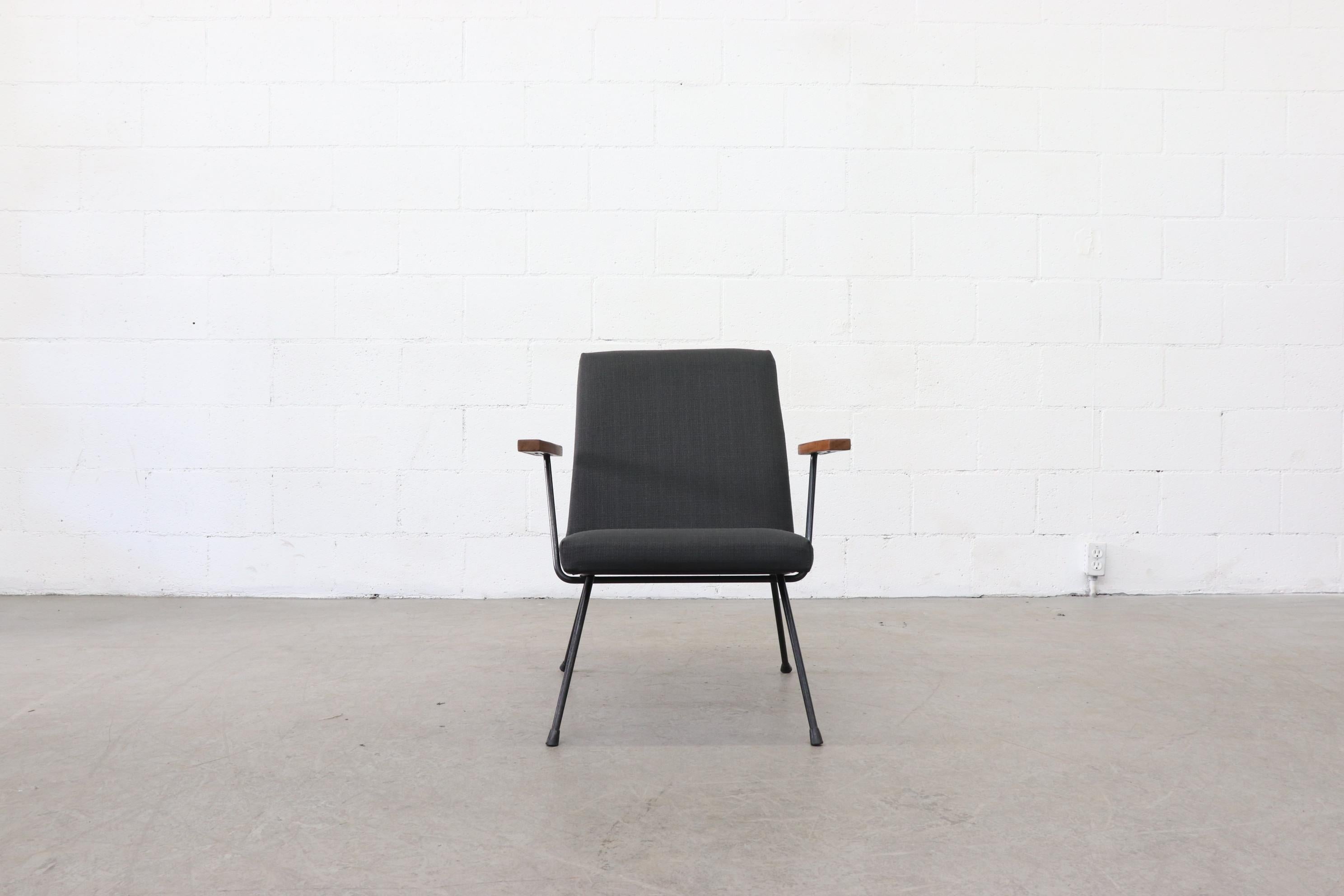 Gispen 1409 lounge chair with arms. This chair is from a Line Made Specifically for A.P.S.A.Z. (Aigemeen Provinciaal Stad + Academisch Ziekenhuis) or (General Provincial + City Academic Hospital) in Groningen, Netherlands. Original Manufacturers Tag