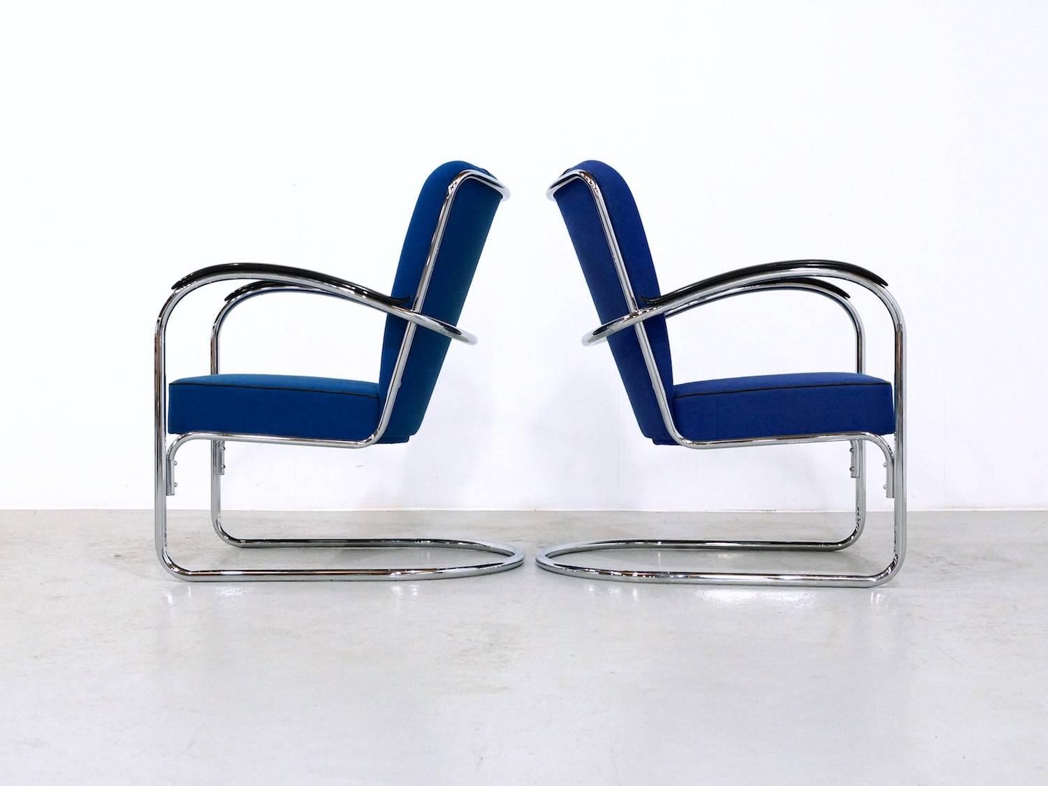 Set of two Gispen 412 easy chairs designed in 1934 by W.H. Gispen. The Gispen 412 is the most famous chair in the collection.
The Gispen 412 chair is a sprung armchair equipped with a two-part manually curved chromed steel tube frame and