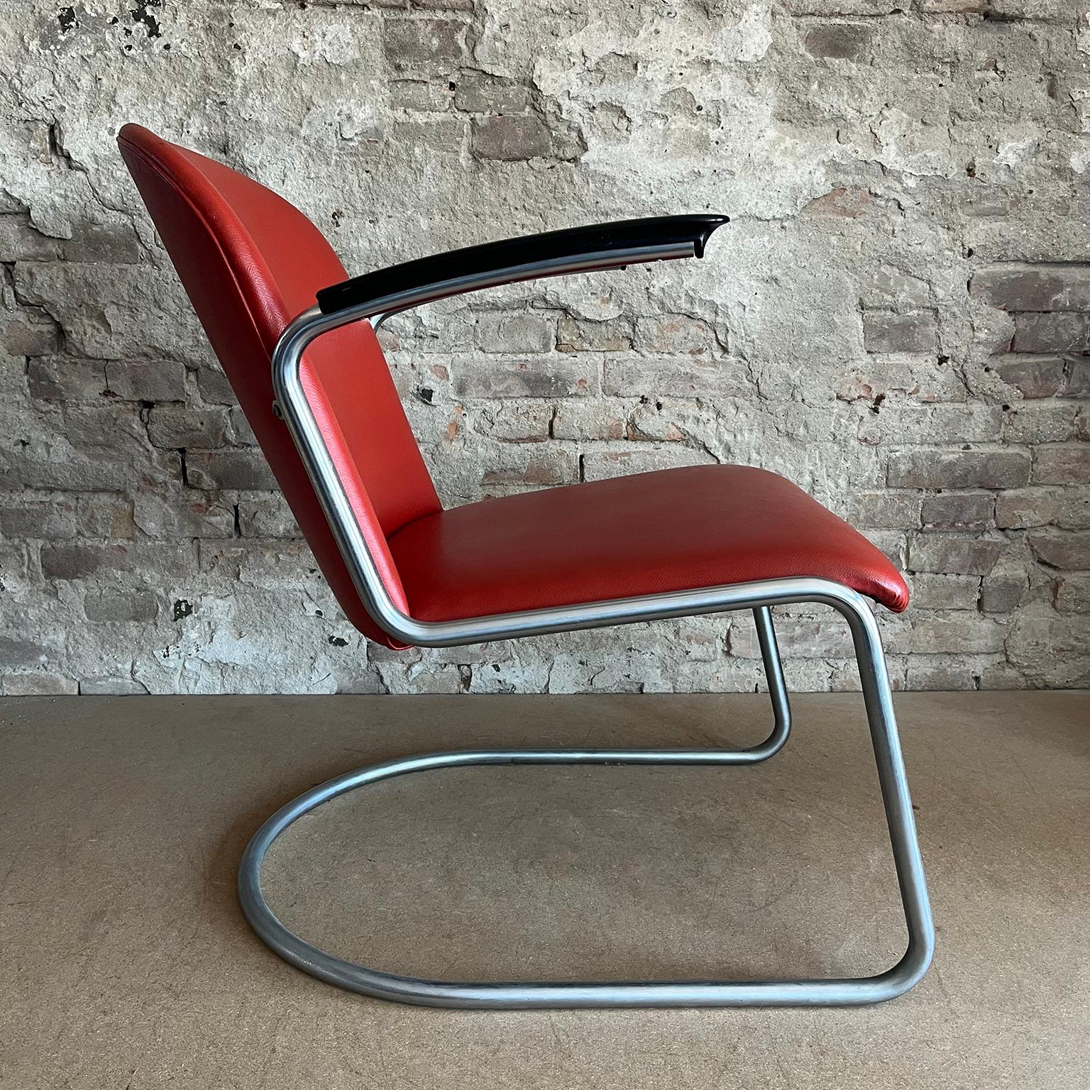 
Preciosa Gispen 413 con tapicería original de los años sesenta en skai rojo cálido y reposabrazos negros.  Esta butaca está en buen estado, pero muestra algunas huellas de uso como algunas manchas en la tapicería ( ver fotos).

Dimensiones: 74 cm