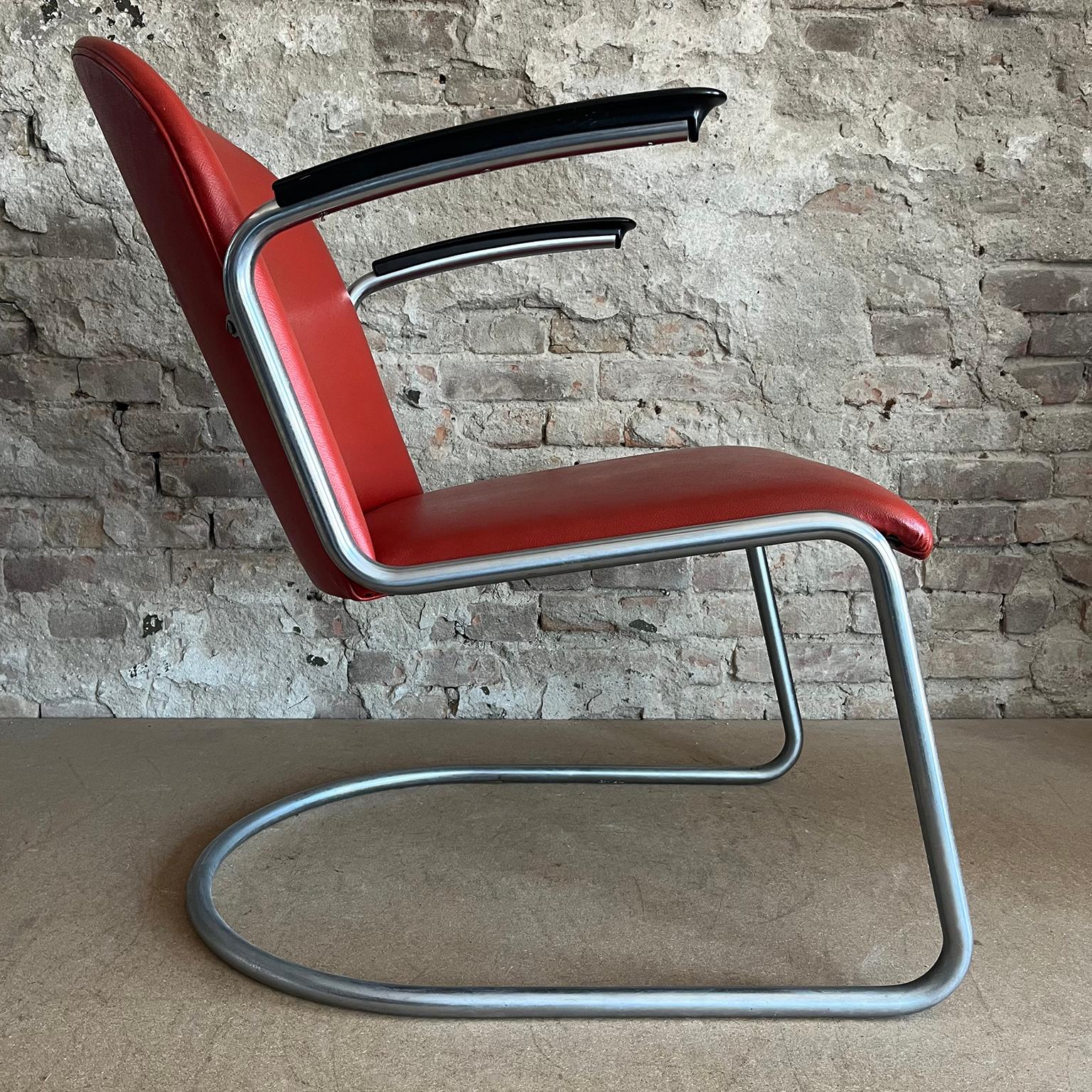 Gispen 413 en Skai rojo original de los sesenta con reposabrazos negros Industrial en venta