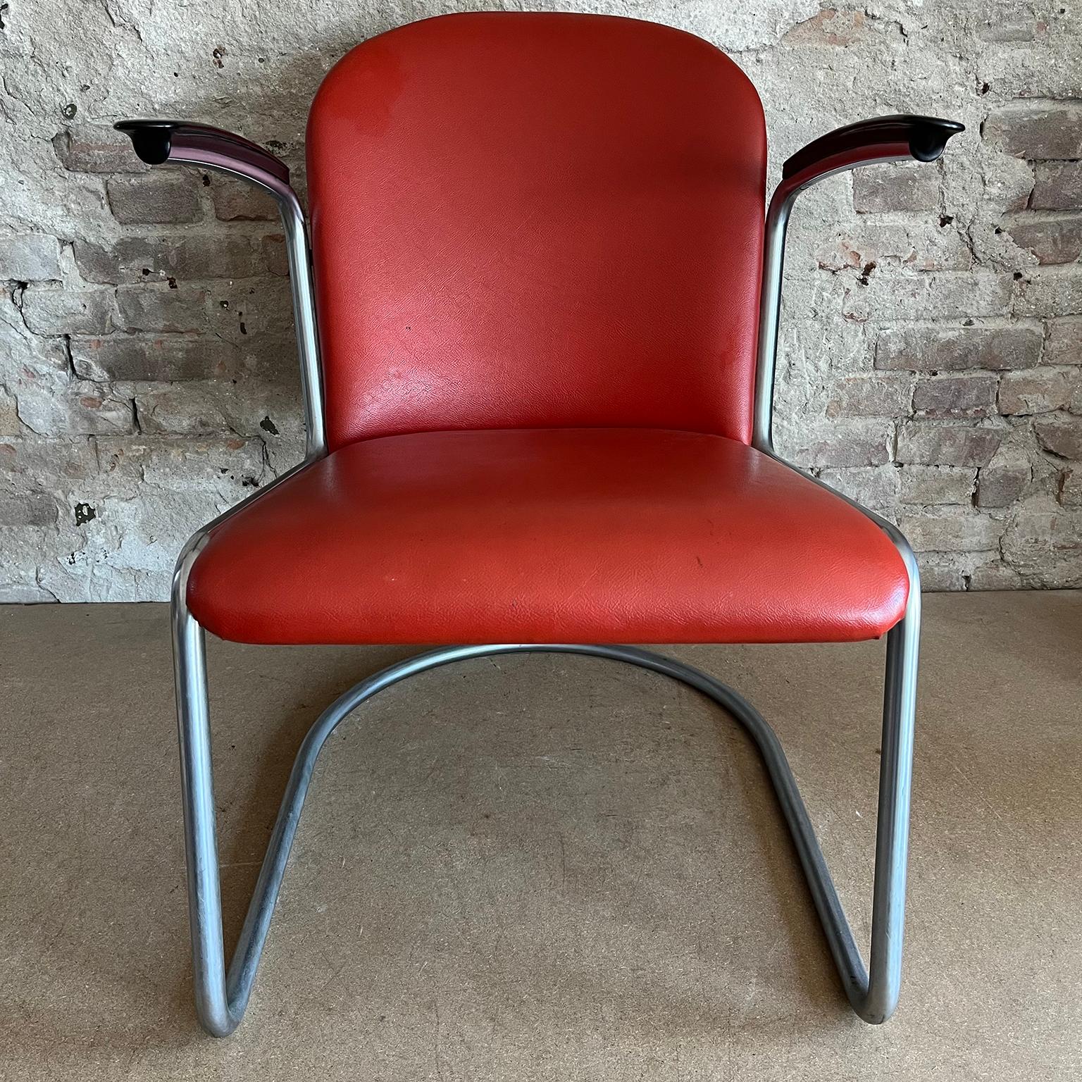 Gispen 413 en Skai rojo original de los sesenta con reposabrazos negros mediados del siglo XX en venta