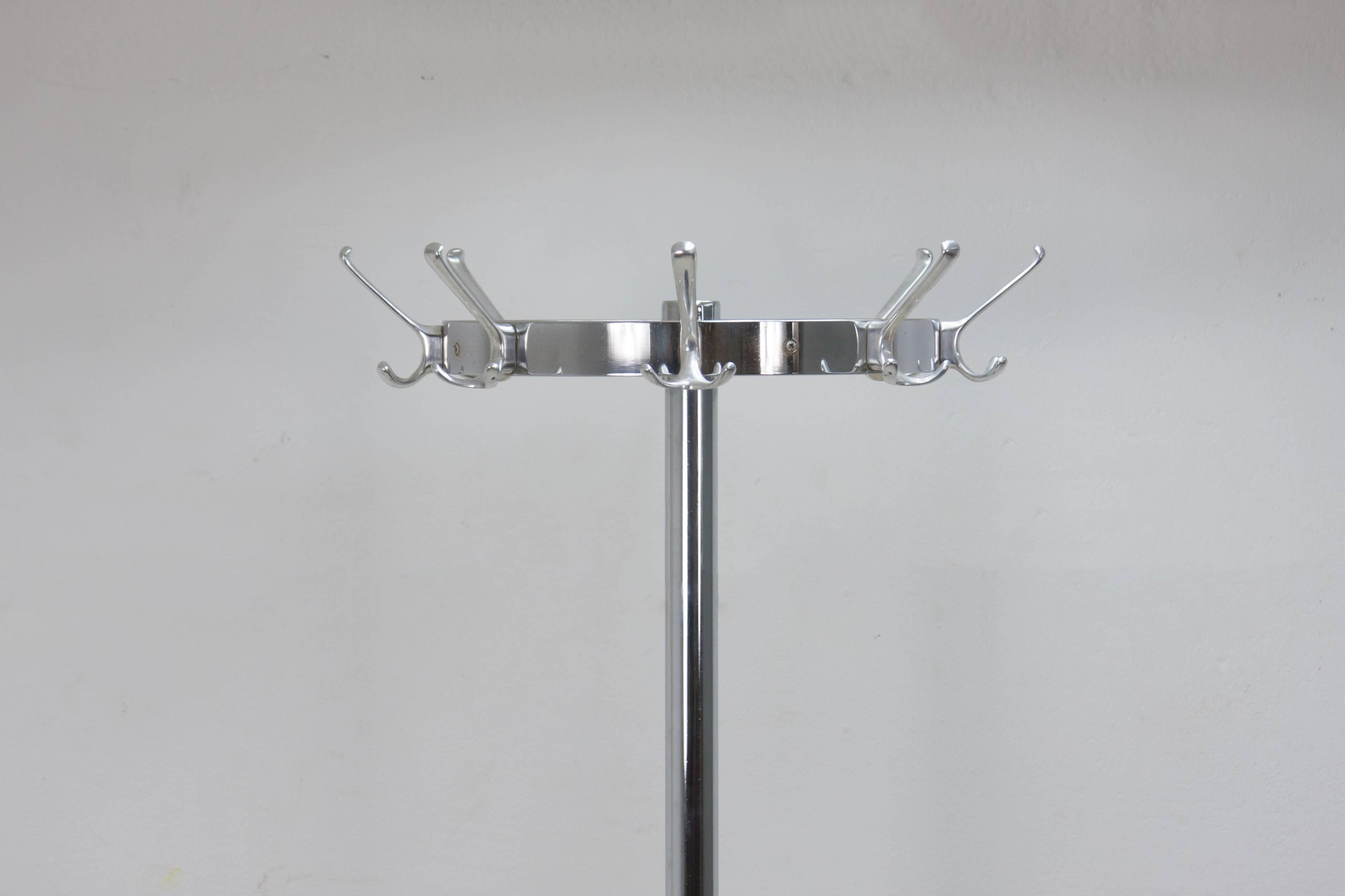 Minimal Gispen industrial coat rack from the early 1960s. This example is in very good condition.