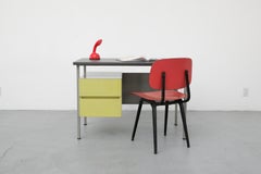 Escritorio Gispen con Estructura de Metal Esmaltado Gris, Cajones Chartreuse y Pantalla de Privacidad