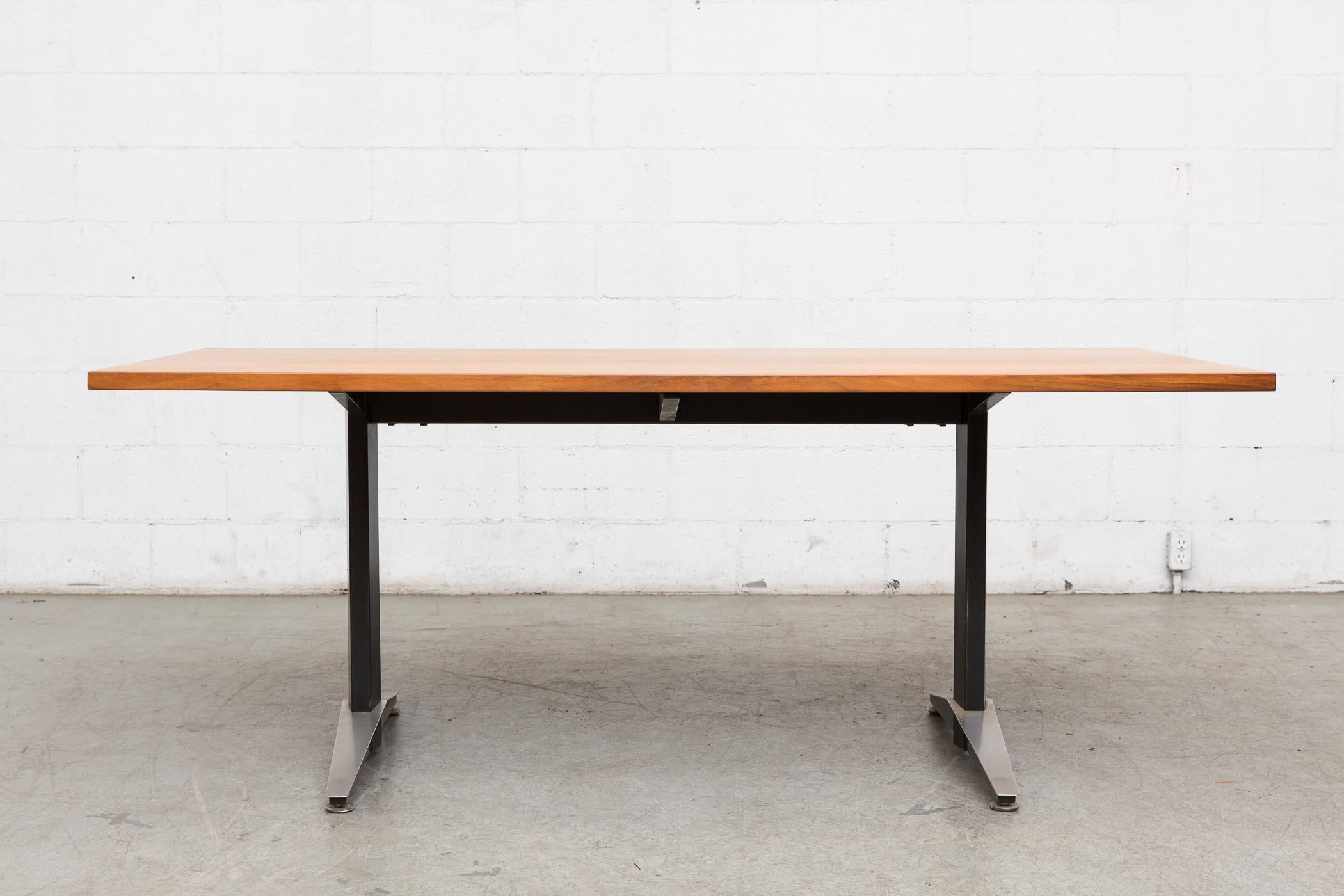 Fabriquée en février 1972 par le célèbre fabricant de meubles néerlandais Gispen (comme en témoigne l'autocollant de qualité apposé sous le plateau de la table), cette table de conférence ou de salle à manger aux dimensions généreuses présente une