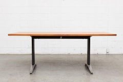 Tavolo da pranzo o da conferenza Gispen con piano in teak dorato e struttura in acciaio e nero