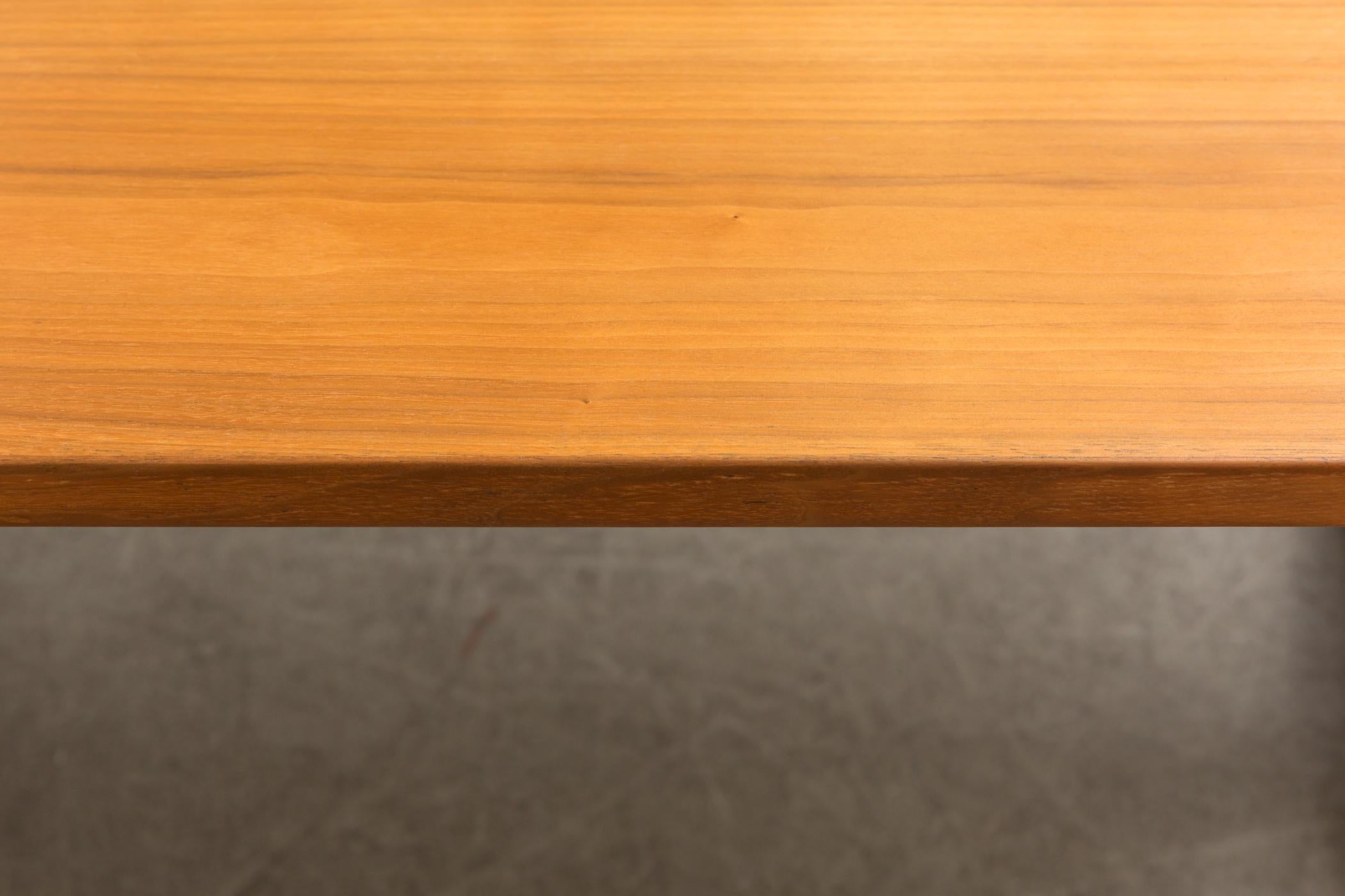 Table de salle à manger ou de conférence Gispen avec plateau en teck doré et structure en acier et noir Bon état - En vente à Los Angeles, CA