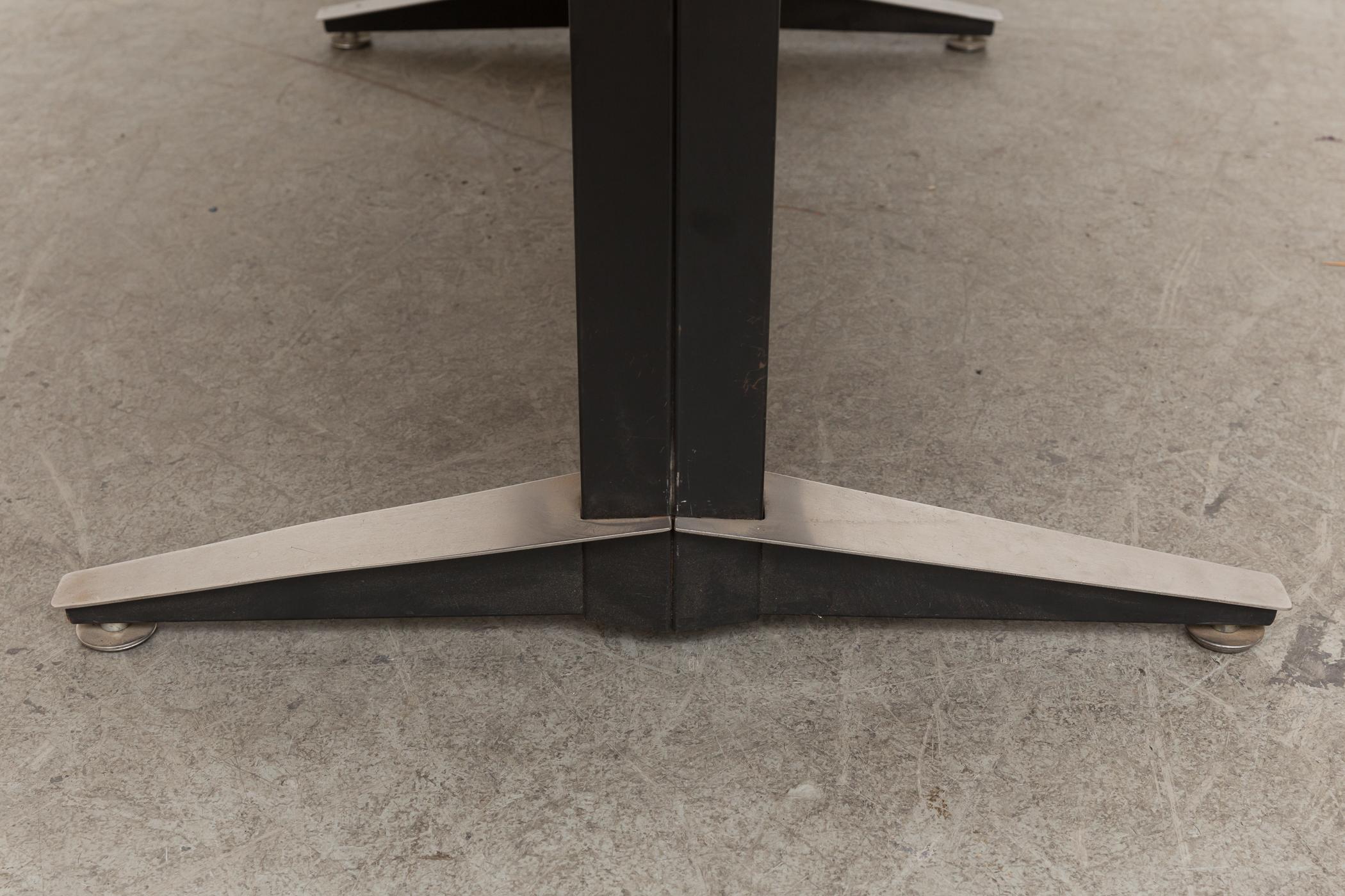Métal Table de salle à manger ou de conférence Gispen avec plateau en teck doré et structure en acier et noir en vente