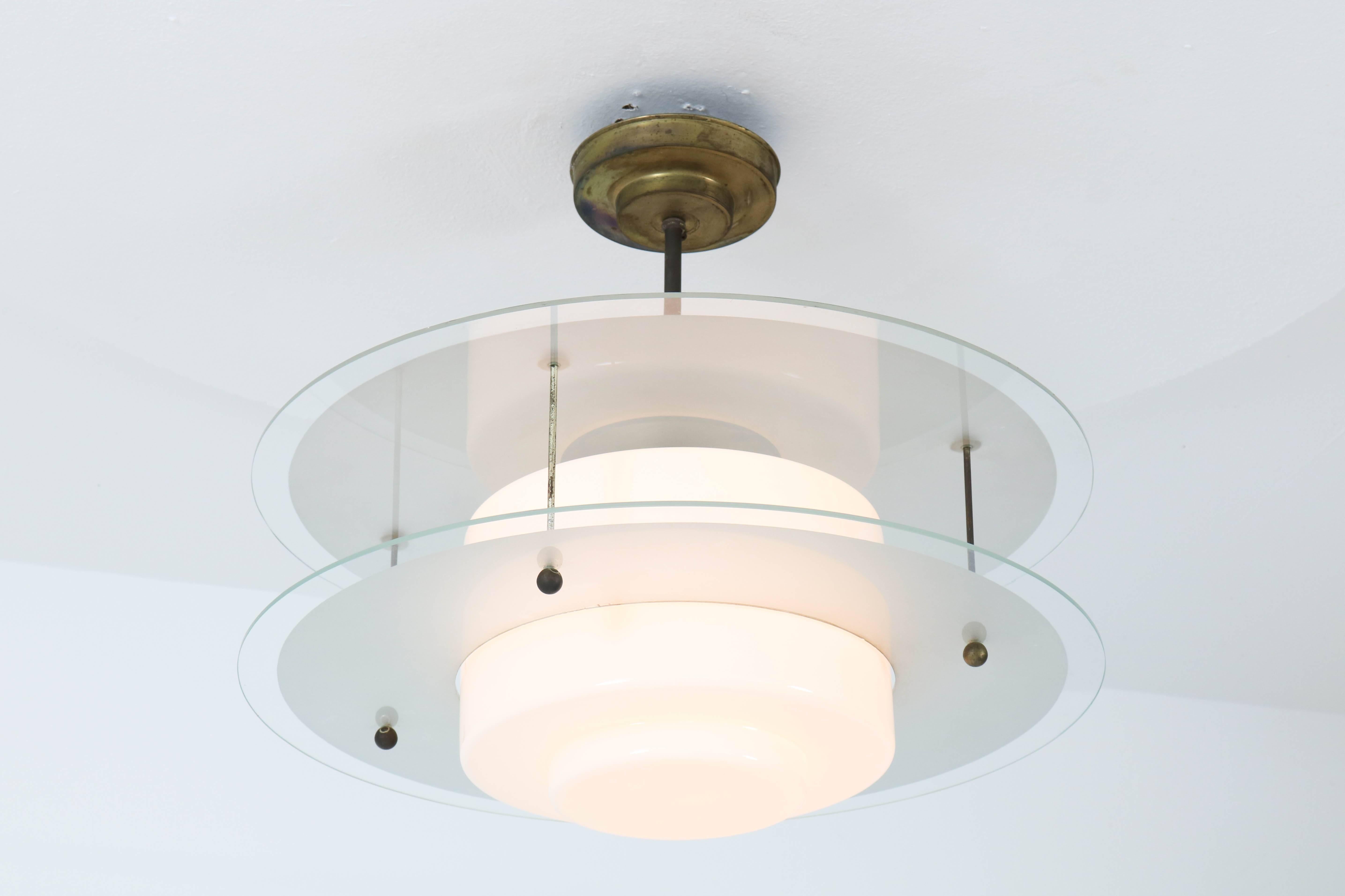 Rare Art Deco Gispen Giso pendant lamp by W.H. Gispen, 1931.
Striking Dutch Modernism design from the 1930s.
All parts of this stunning piece are 100% original.
In very good original condition with minor wear consistent with age and