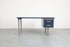 Bureau industriel "7804" de Gispen en bleu et gris avec deux tiroirs et une étagère coulissante