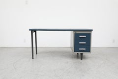 Scrivania industriale Gispen "7804" con cassetti blu e piano di scrittura in linoleum