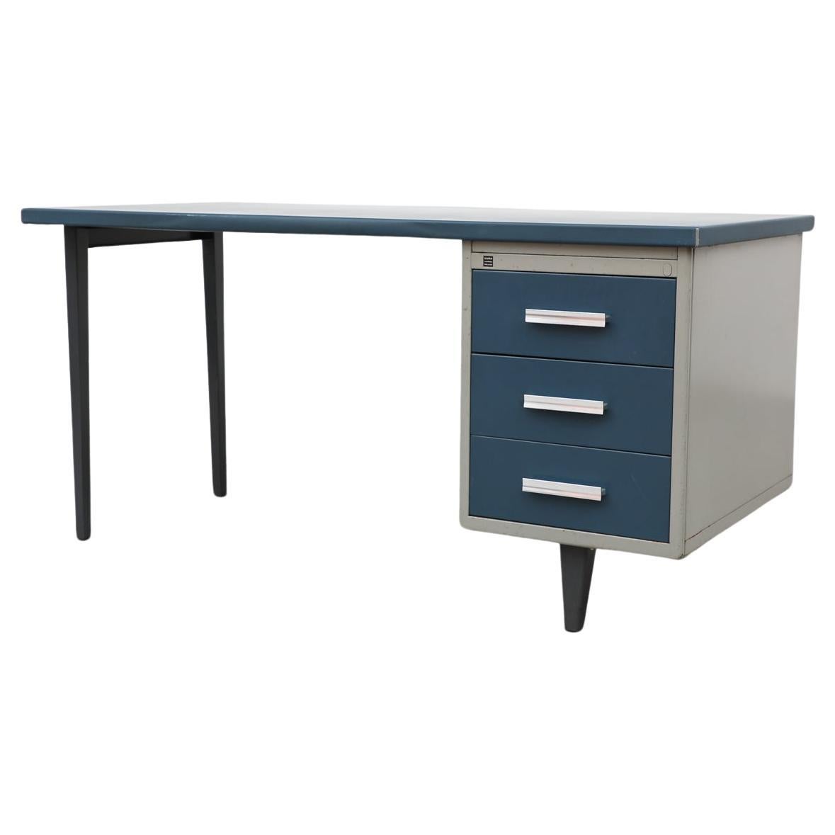 Gispen Industrial "7804" Schreibtisch mit blauen Schubladenfronten und einer Linoleum-Schreibplatte