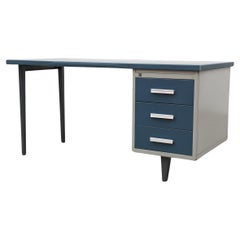 Gispen Industrial "7804" Schreibtisch mit blauen Schubladenfronten und einer Linoleum-Schreibplatte