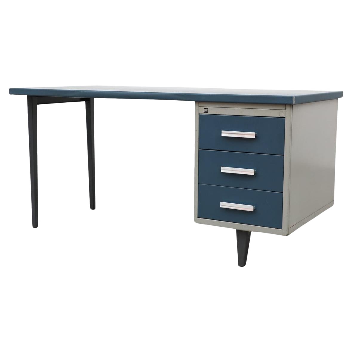 Scrivania industriale Gispen "7804" con cassetti blu e piano di scrittura in linoleum