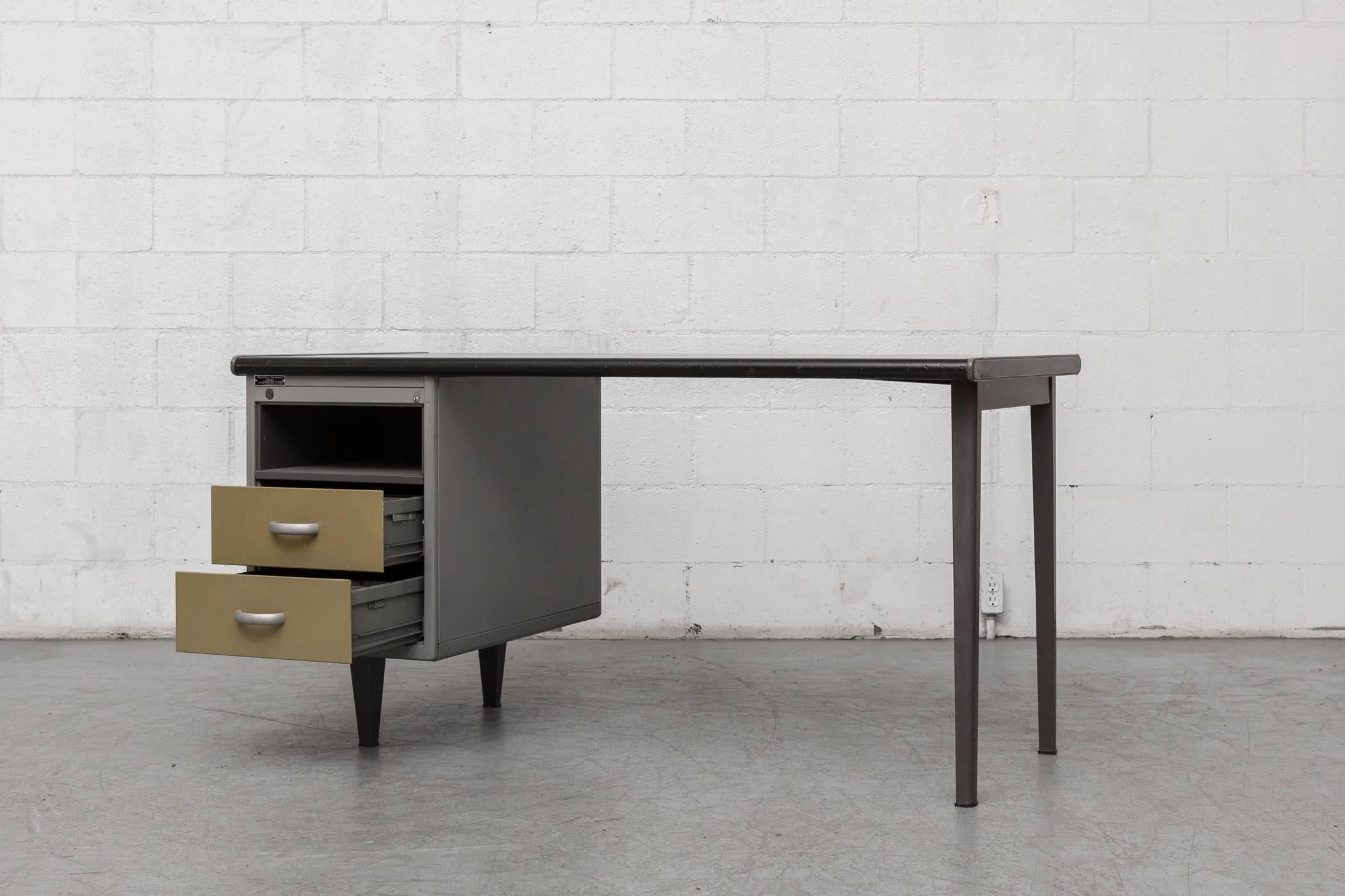 Gispen Industrieller Metallschreibtisch mit gelben Schubladen (Moderne der Mitte des Jahrhunderts)