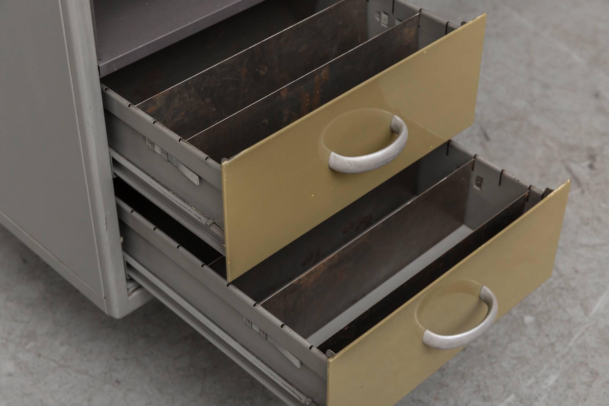 Gispen Industrieller Metallschreibtisch mit gelben Schubladen (Mitte des 20. Jahrhunderts)