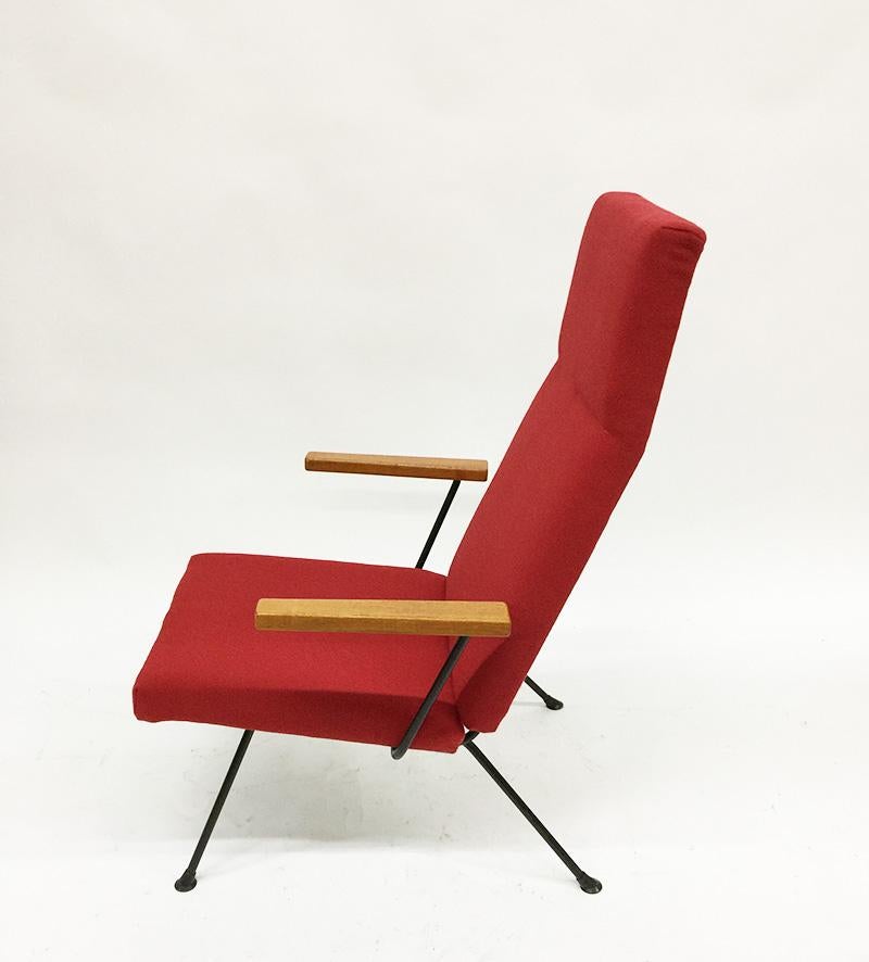Gispen Lounge chair, model 1410 by A.R. Cordemeijer, 1959

Dutch high back lounge chair by A.R. Cordemeijer designed for Gispen 1959

Black metal base with newly upholstered fabric and teak armrests

The measurements are:

104 cm high, 63.5