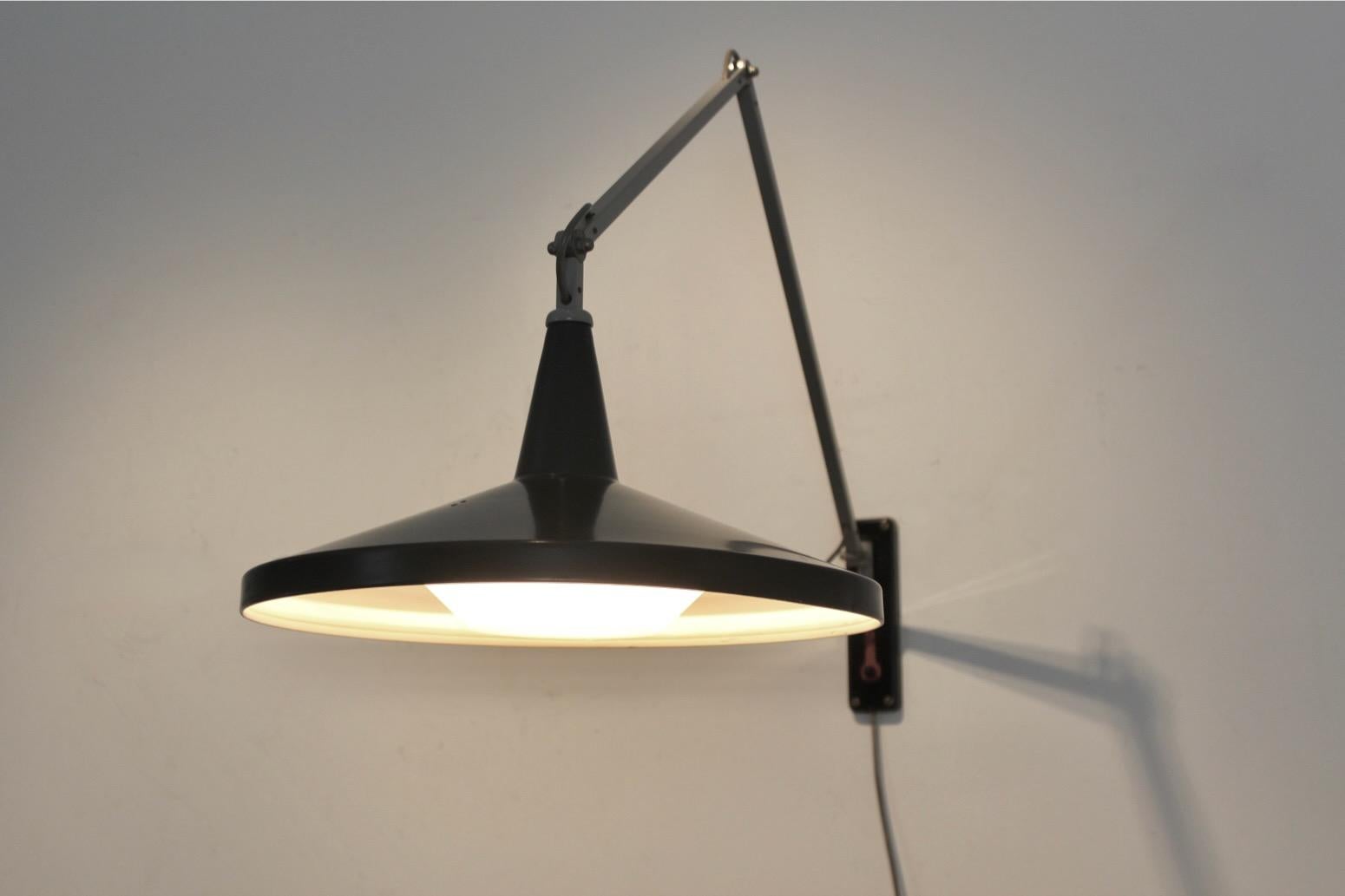 Lampada da parete Gispen Panama di Wim Rietveld & A.. Cordemeyer con diffusore originale in vendita 5