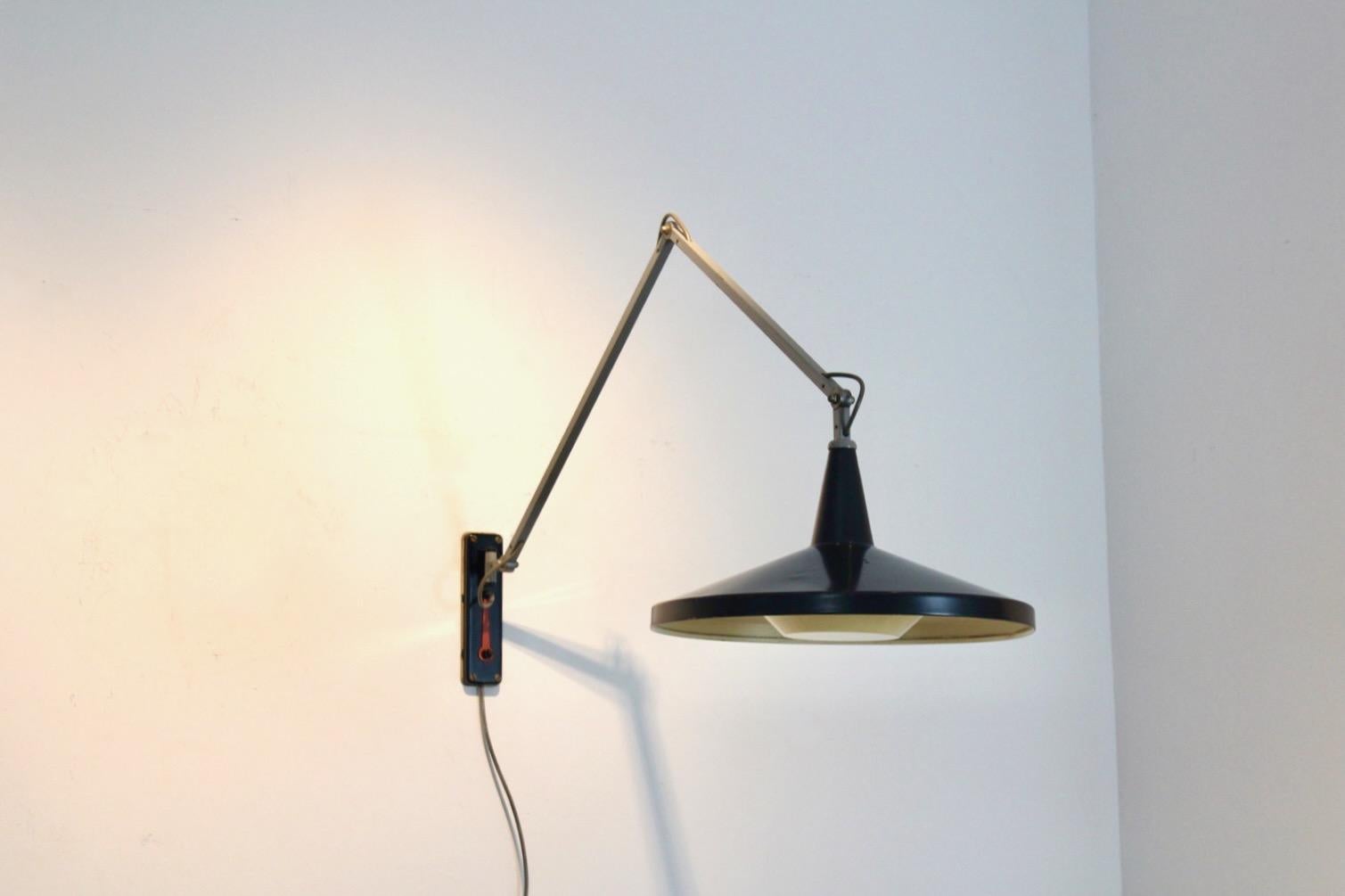 Lampada da parete Gispen Panama di Wim Rietveld & A.. Cordemeyer con diffusore originale in vendita 6