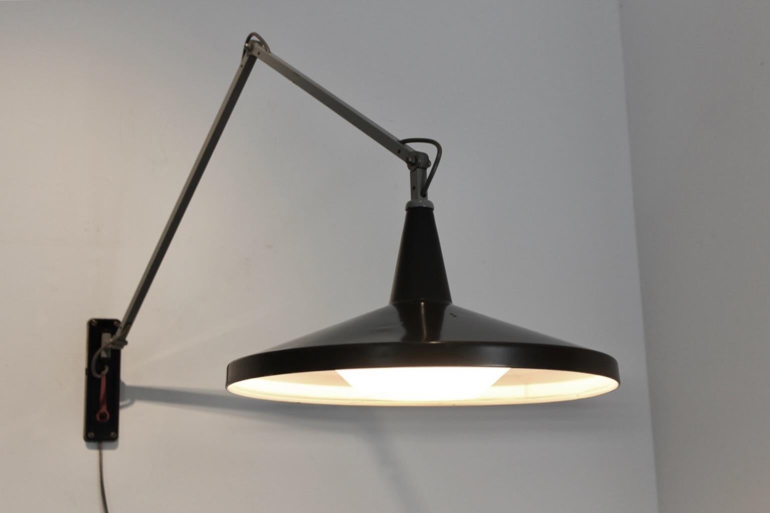 Industriale Lampada da parete Gispen Panama di Wim Rietveld & A.. Cordemeyer con diffusore originale in vendita