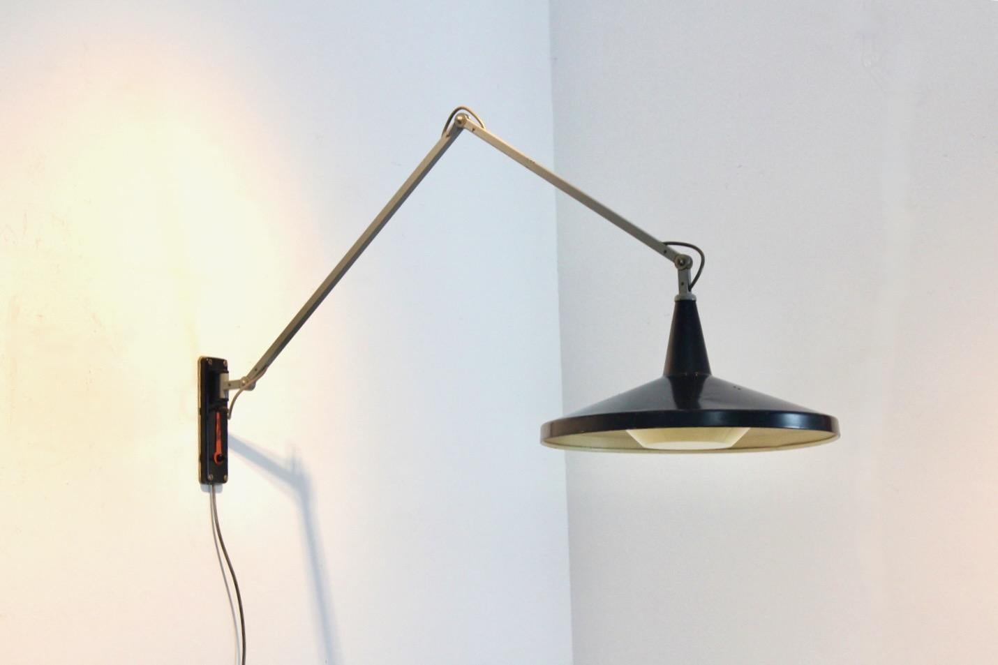 Olandese Lampada da parete Gispen Panama di Wim Rietveld & A.. Cordemeyer con diffusore originale in vendita