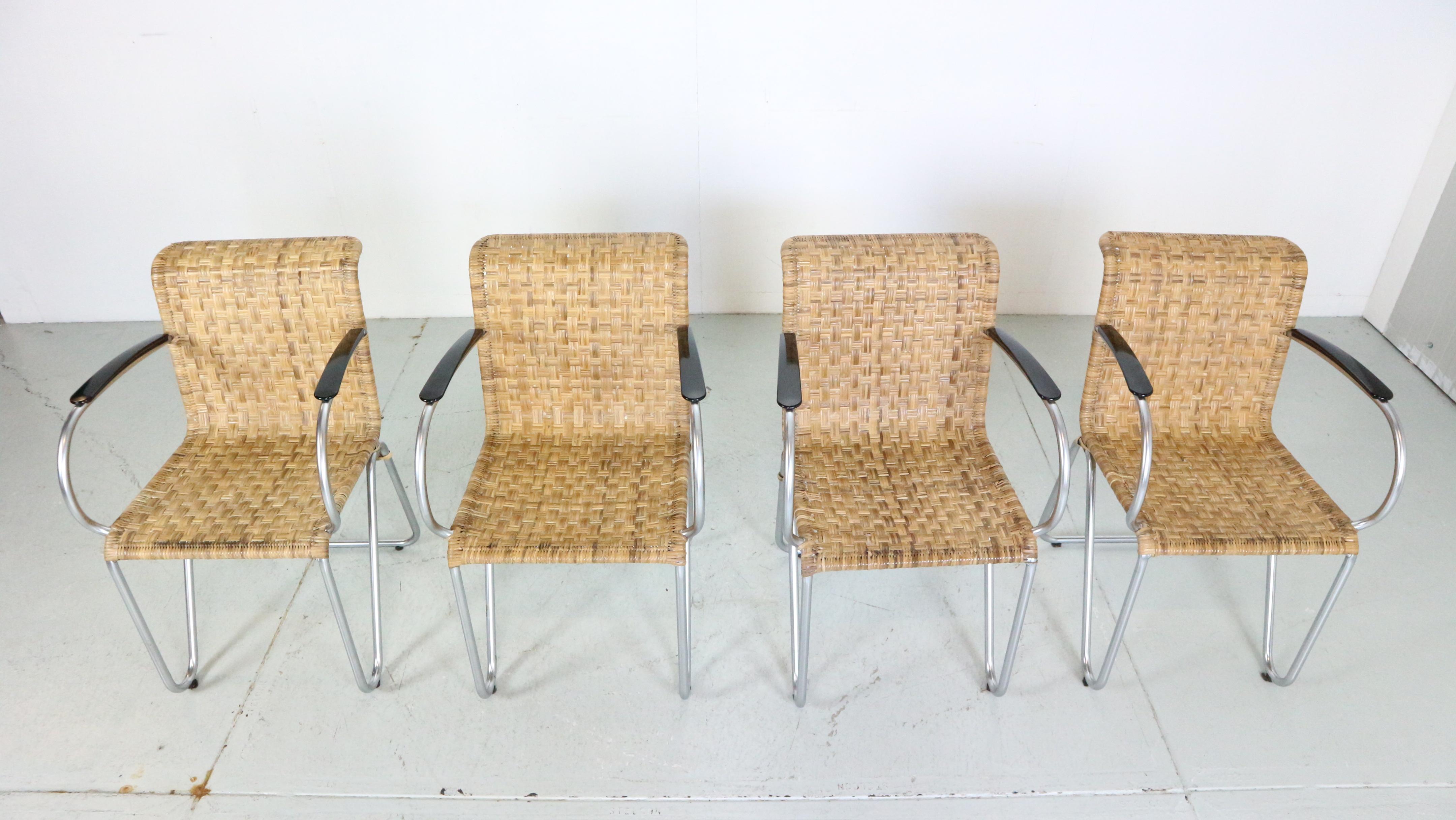 Gispen - Ensemble de 4 fauteuils diagonaux en osier et cadre à tubes, design néerlandais des années 1930 Bon état - En vente à The Hague, NL