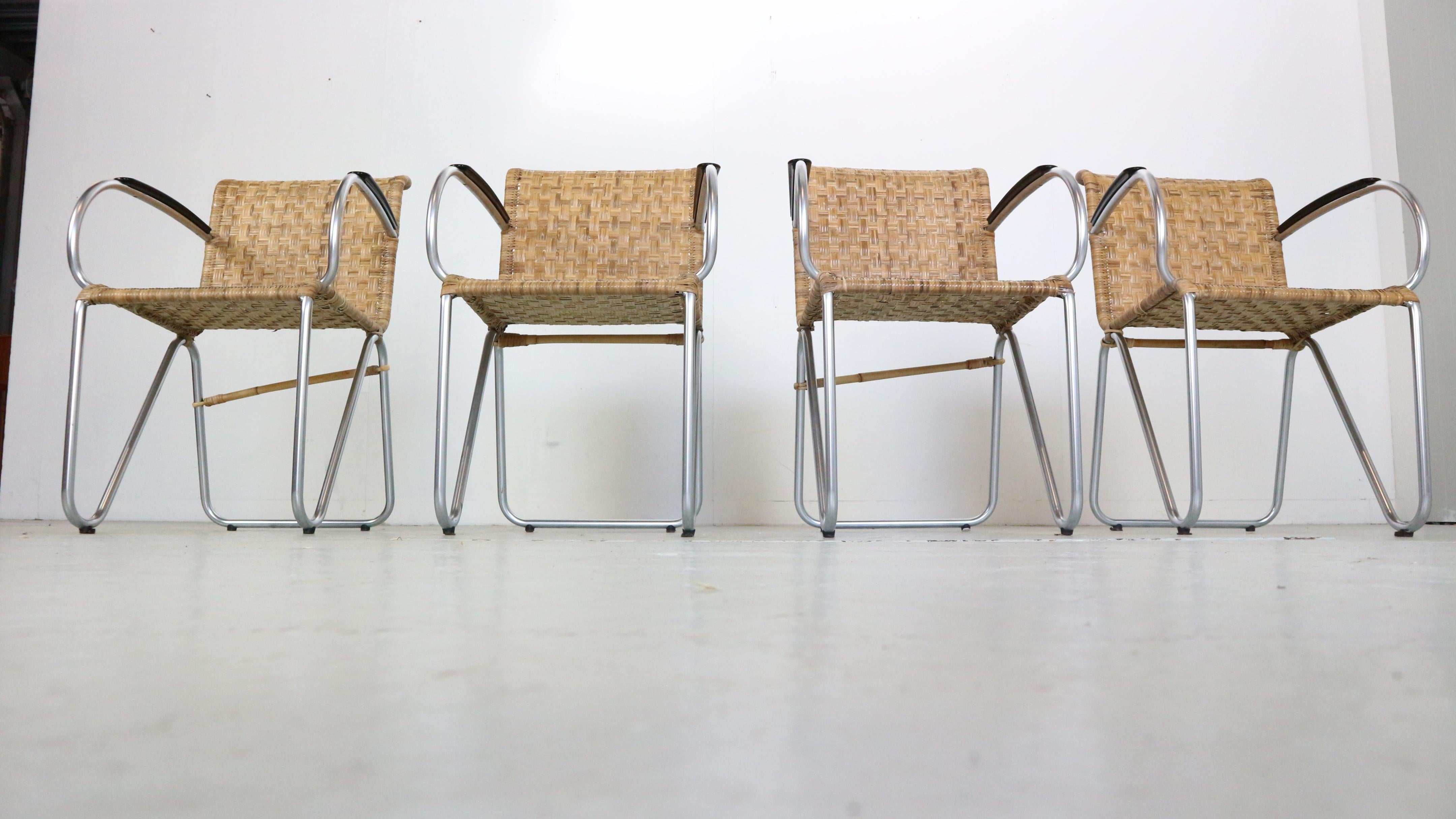 Milieu du XXe siècle Gispen - Ensemble de 4 fauteuils diagonaux en osier et cadre à tubes, design néerlandais des années 1930 en vente