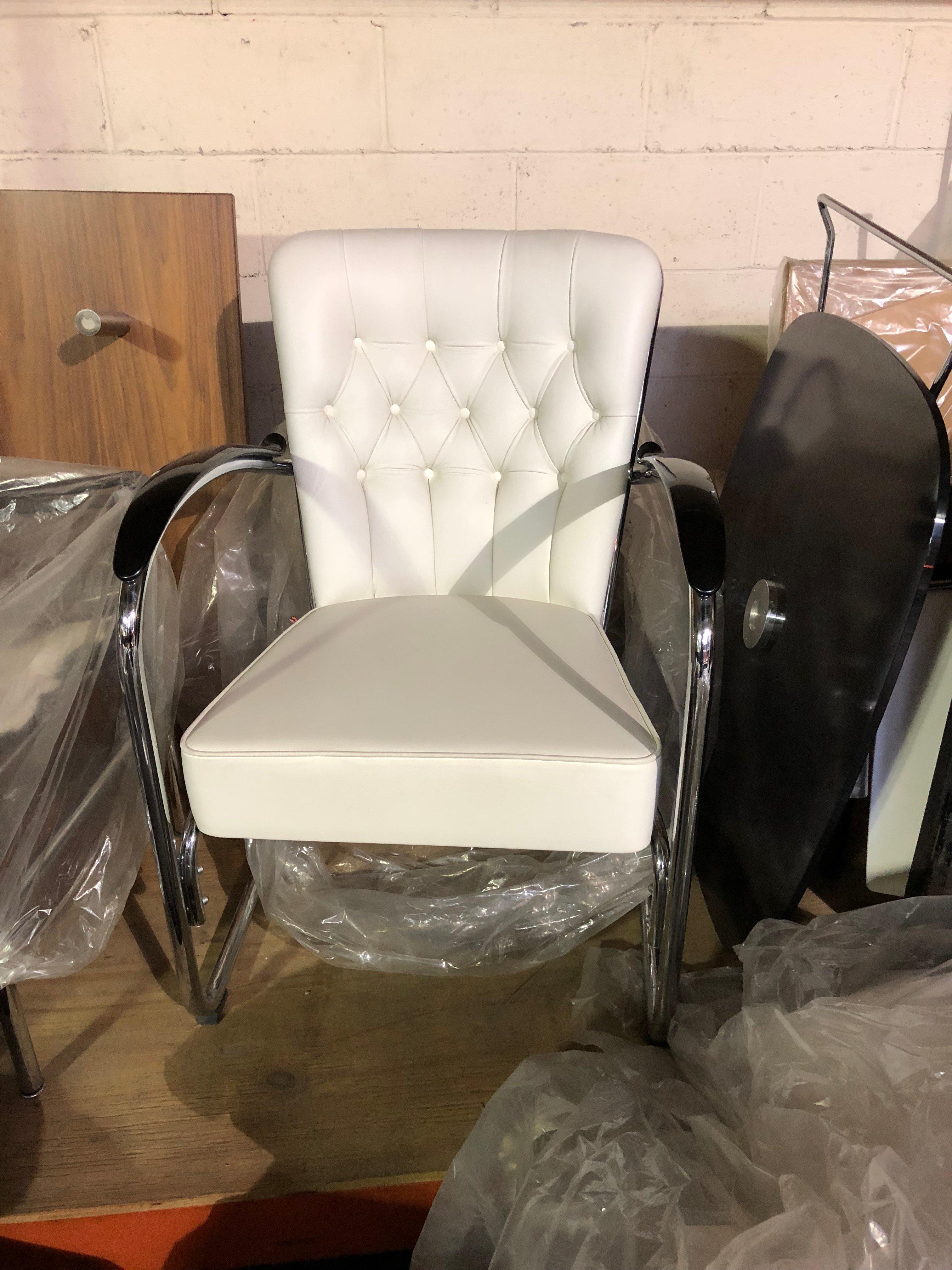 Gispen White Leather Cantilever Tubular Steel Easy Chair In Excellent Condition In New York, NY