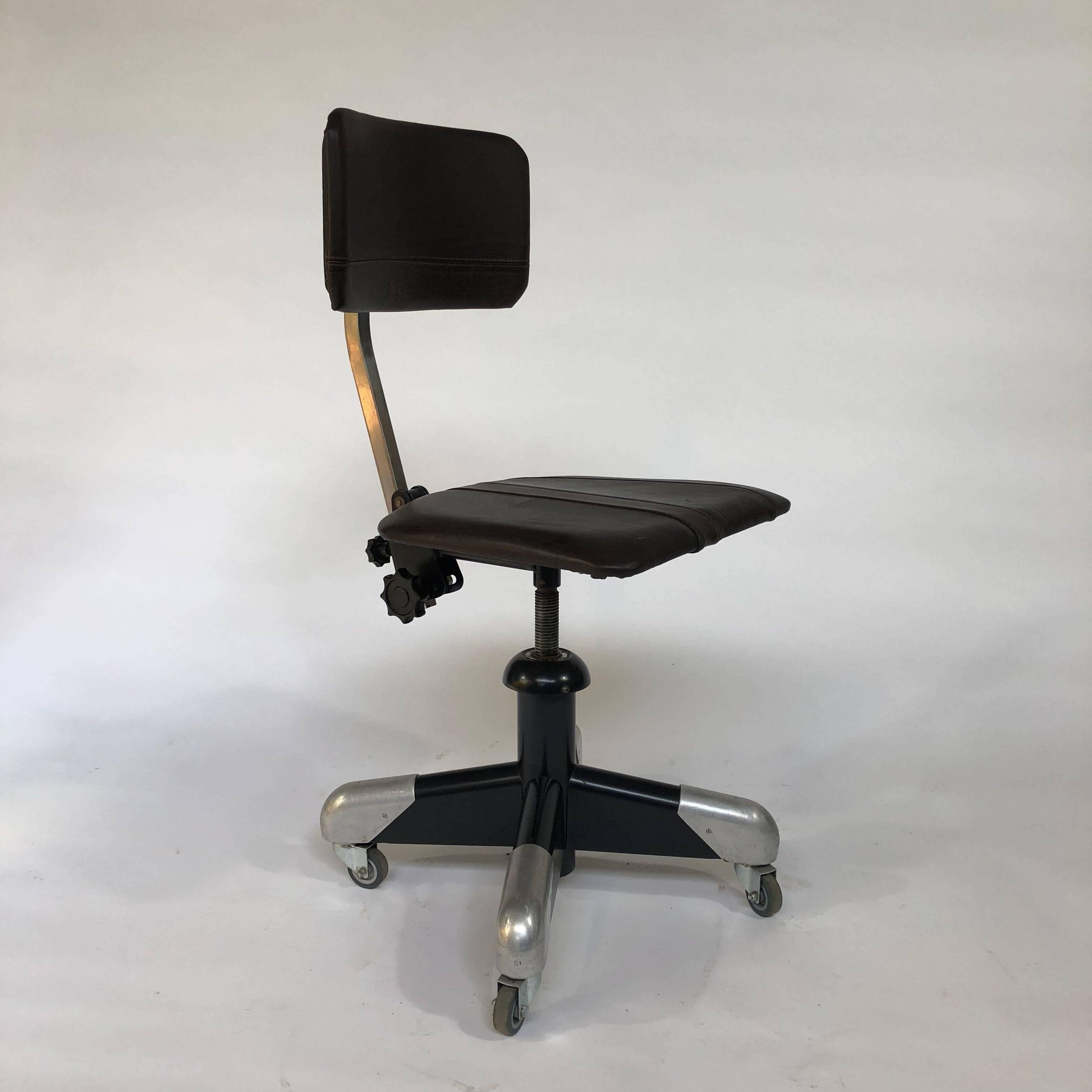 Newly upholstered with vintage leather makes this Design Classic by Gispen a beautiful addition to your office, working space or home.
The chair was designed by CH Hoffmann in 1953 for Gispen.
Swivel chair adjustable in height.