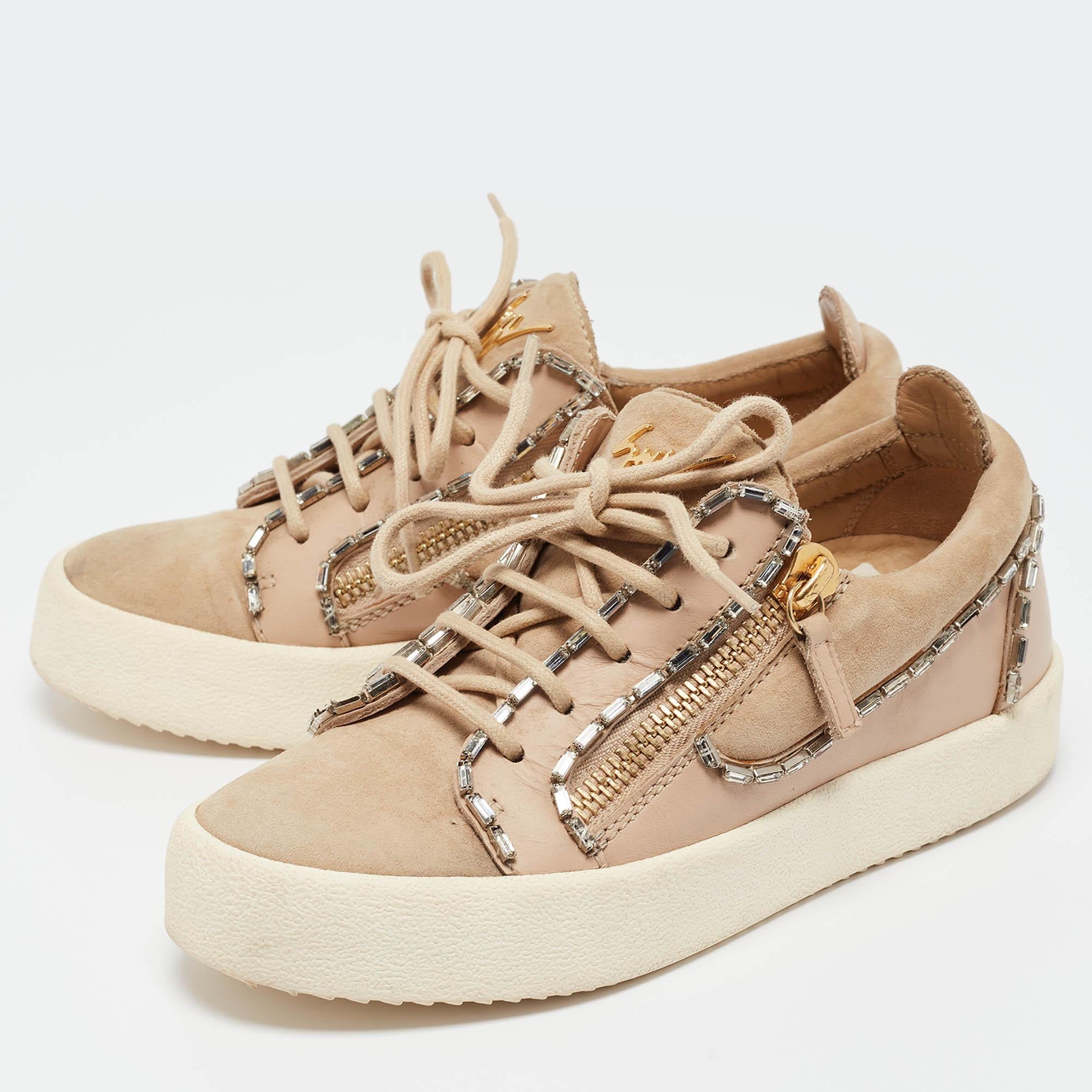 Donnez à votre tenue une touche chic avec cette paire de baskets de marque. La création est cousue à la perfection pour vous permettre de les porter pendant longtemps.