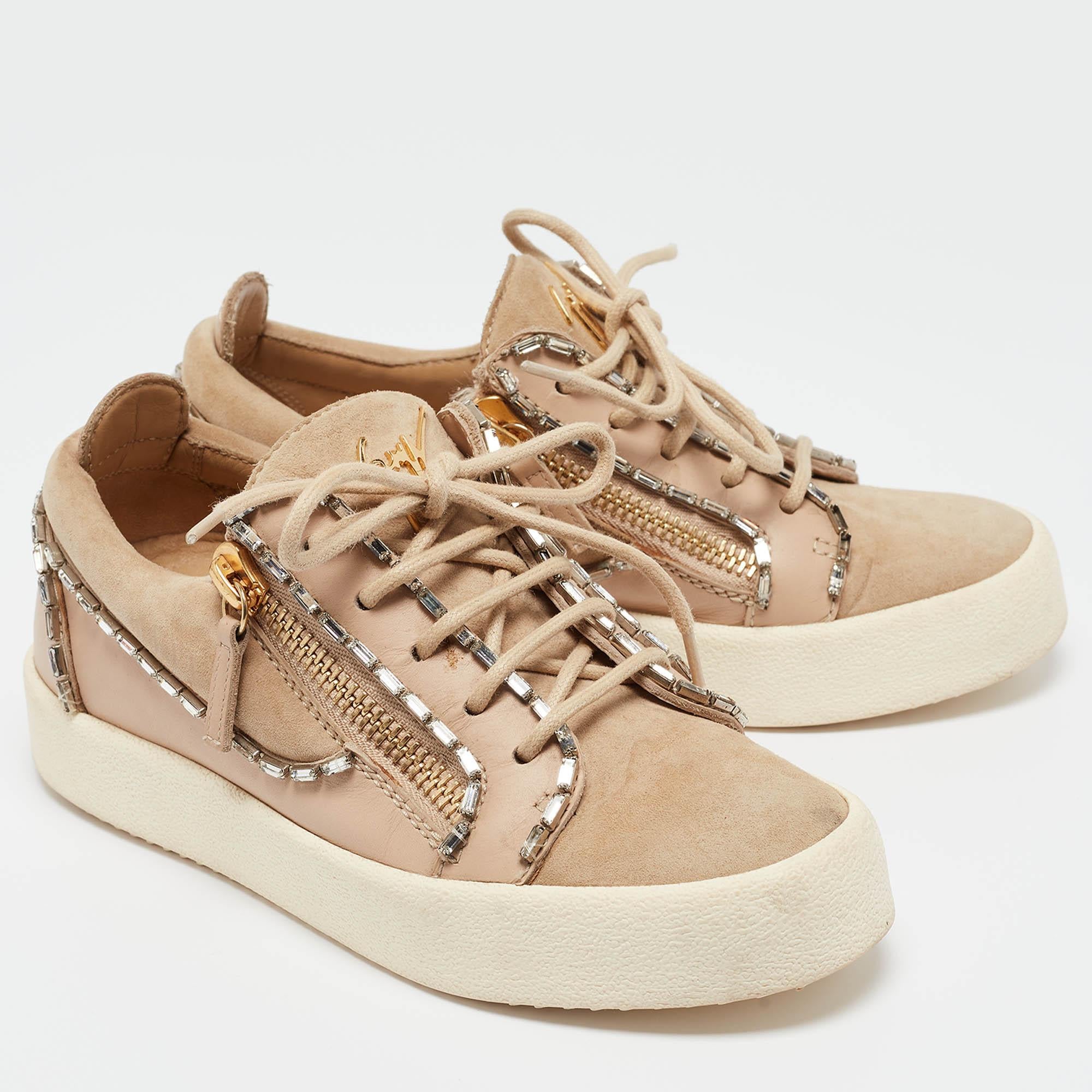 Gisueppe Zanotti baskets basses beiges à double fermeture éclair et en cuir, taille 36 État moyen - En vente à Dubai, Al Qouz 2