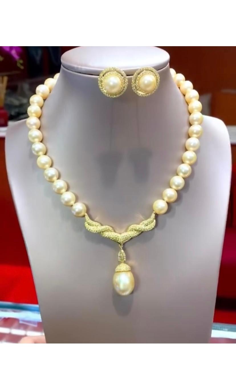 Un set squisito  Il gioiello è caratterizzato da perle dorate dei mari del sud e da splendidi diamanti gialli.
La combinazione di questi colori crea un abbinamento straordinario, elegante e accattivante.
Questo set aggiunge un tocco di femminilità e
