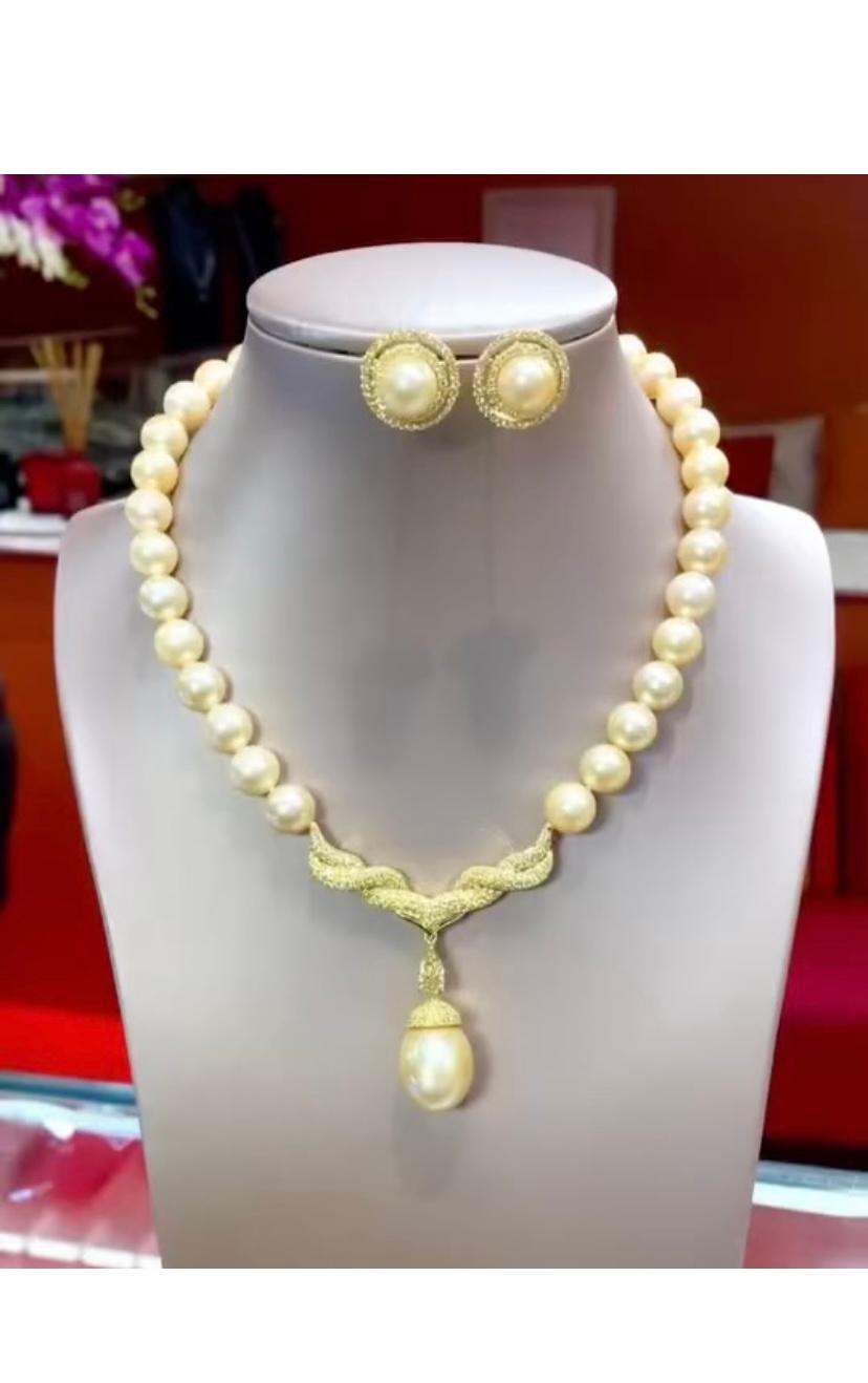 Taglio rotondo Certificato GIT Perle d'oro dei mari del sud con diamanti gialli e fantasia in oro 18 carati in vendita