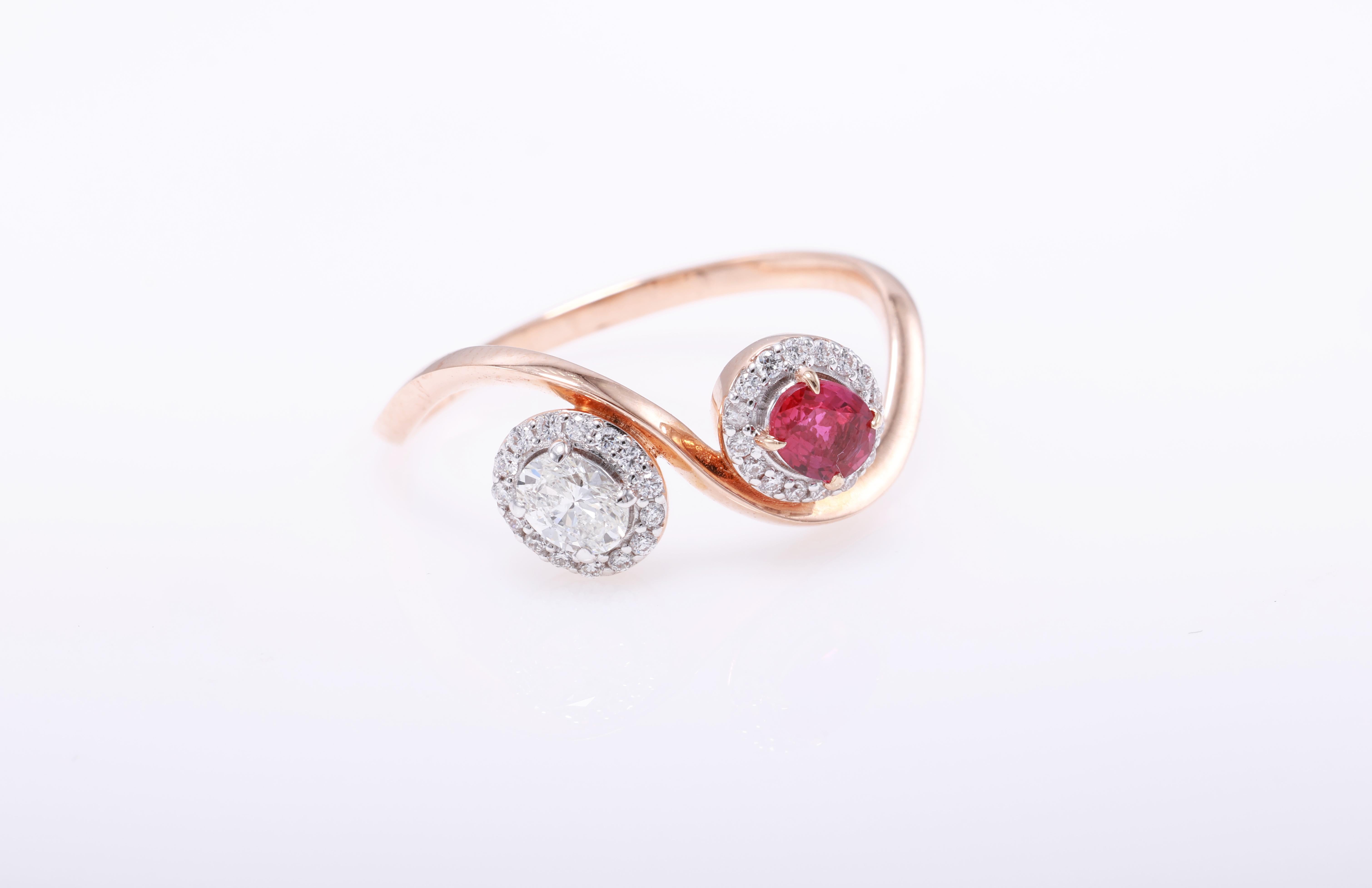 Anello con rubino in oro bianco 18kt e diamanti
  
  Colore e caratura dell'oro: Oro bianco 18kt
  Peso: 2,313 grammi
  
  Imposta con...
  Tipo di pietra: Rubino
  Forma: Ovale
  Carati: 0,26 
  Colore: -
  Chiarezza: -
  
  Pietre circostanti: