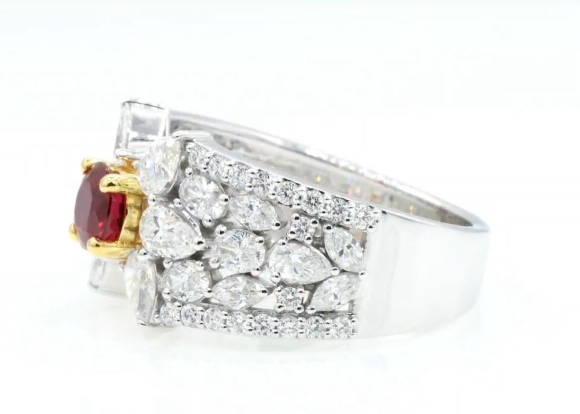 Ring aus 18kt Weißgold mit Diamanten
  
  Goldfarbe und Karat: Weißgold 18kt
  Gewicht: 5.743 Gramm
  
  Satz mit...
  Steinart: Natürlicher Korund (RUBY)
  Die Form: Rund
  Karat: 0,57 ct
  Farbe: Rot
 
  
  Umliegende Steine: Diamanten
 1)
