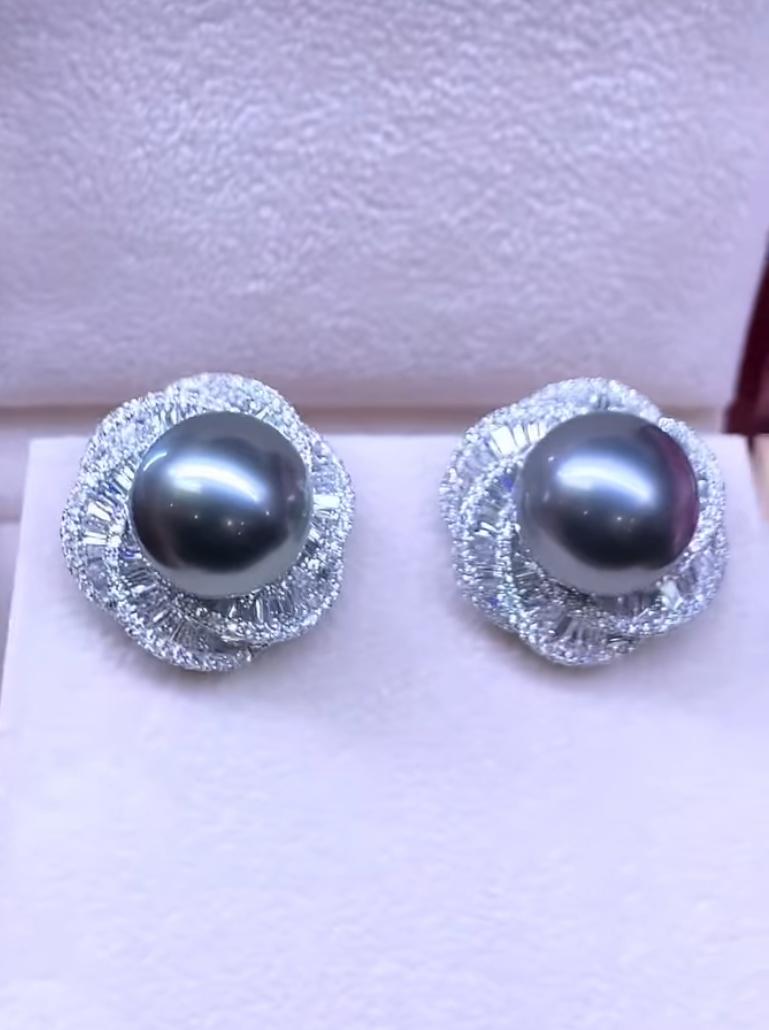 An exclusive pair of earrings , in sophisticated and original design , a very glamor style.
Earrings come in 18K gold with two pieces of untreated cultivate Tahitian Pearls of 12mm , excellent quality, spectacular color , and 278 pieces of natural
