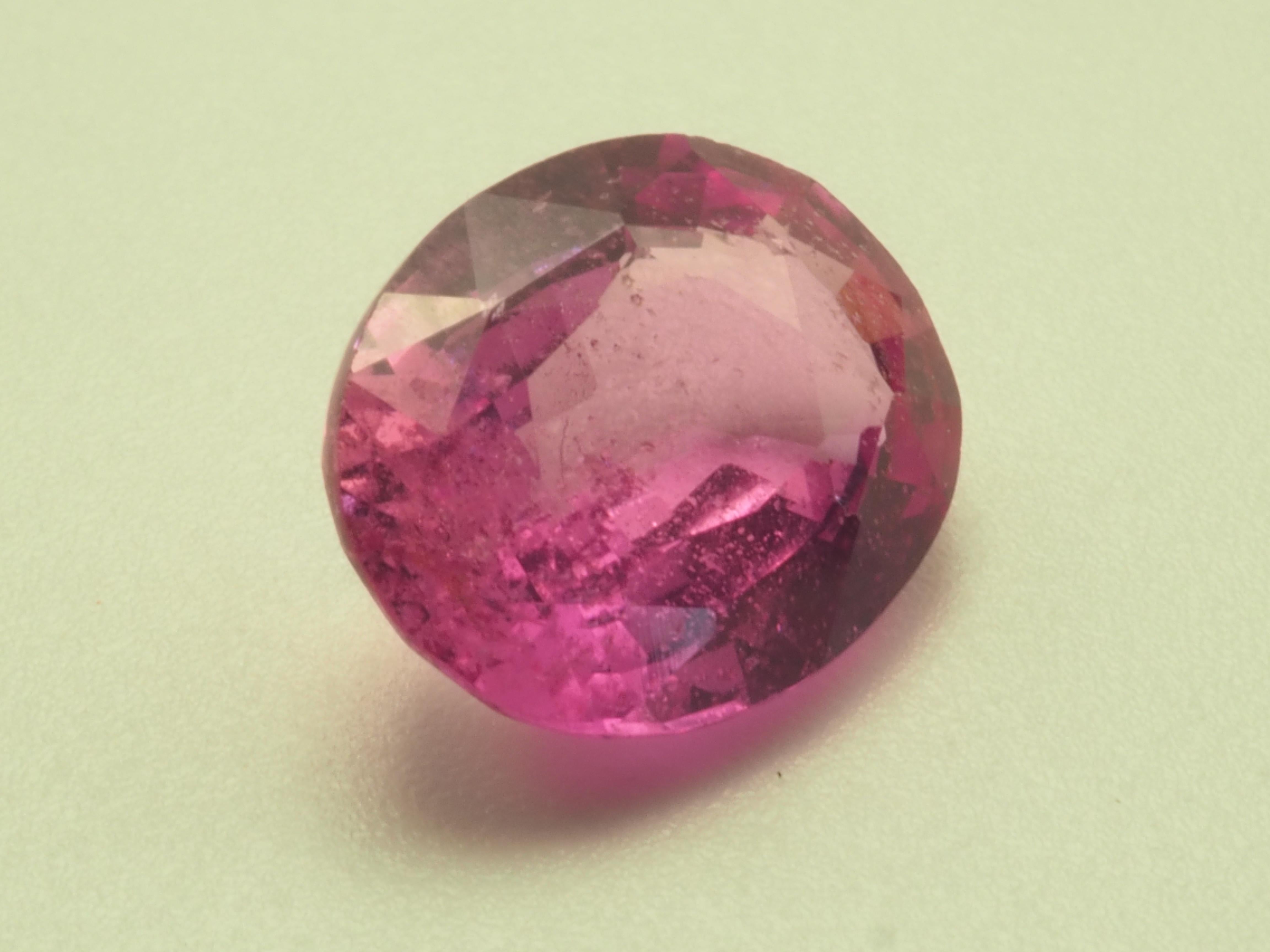 GIT Certified 2.47ct Oval Pink Sapphire, 9.24x7.44x4.09 mm In New Condition For Sale In เกาะสมุย, TH