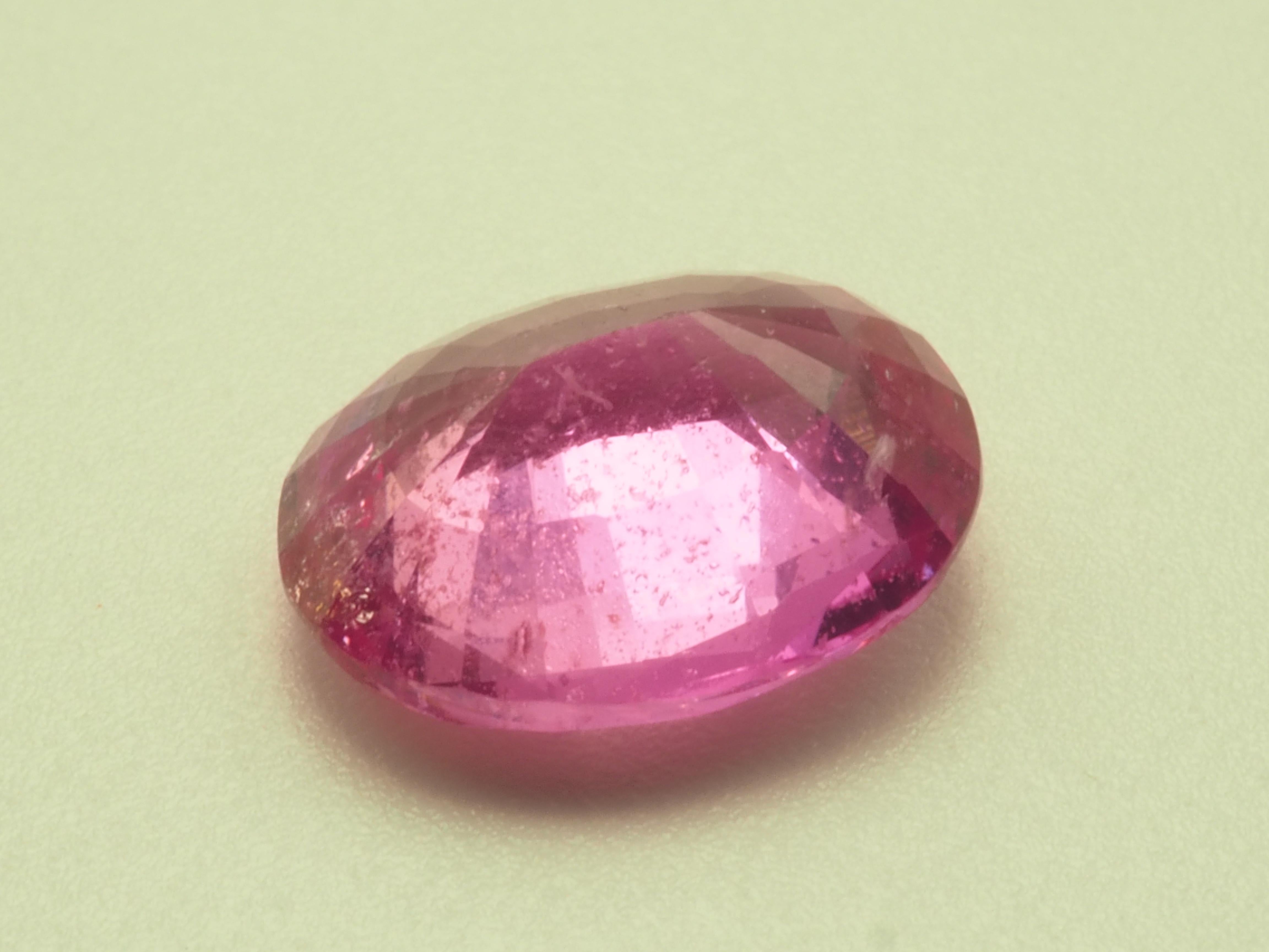 Women's or Men's GIT Certified 2.47ct Oval Pink Sapphire, 9.24x7.44x4.09 mm For Sale
