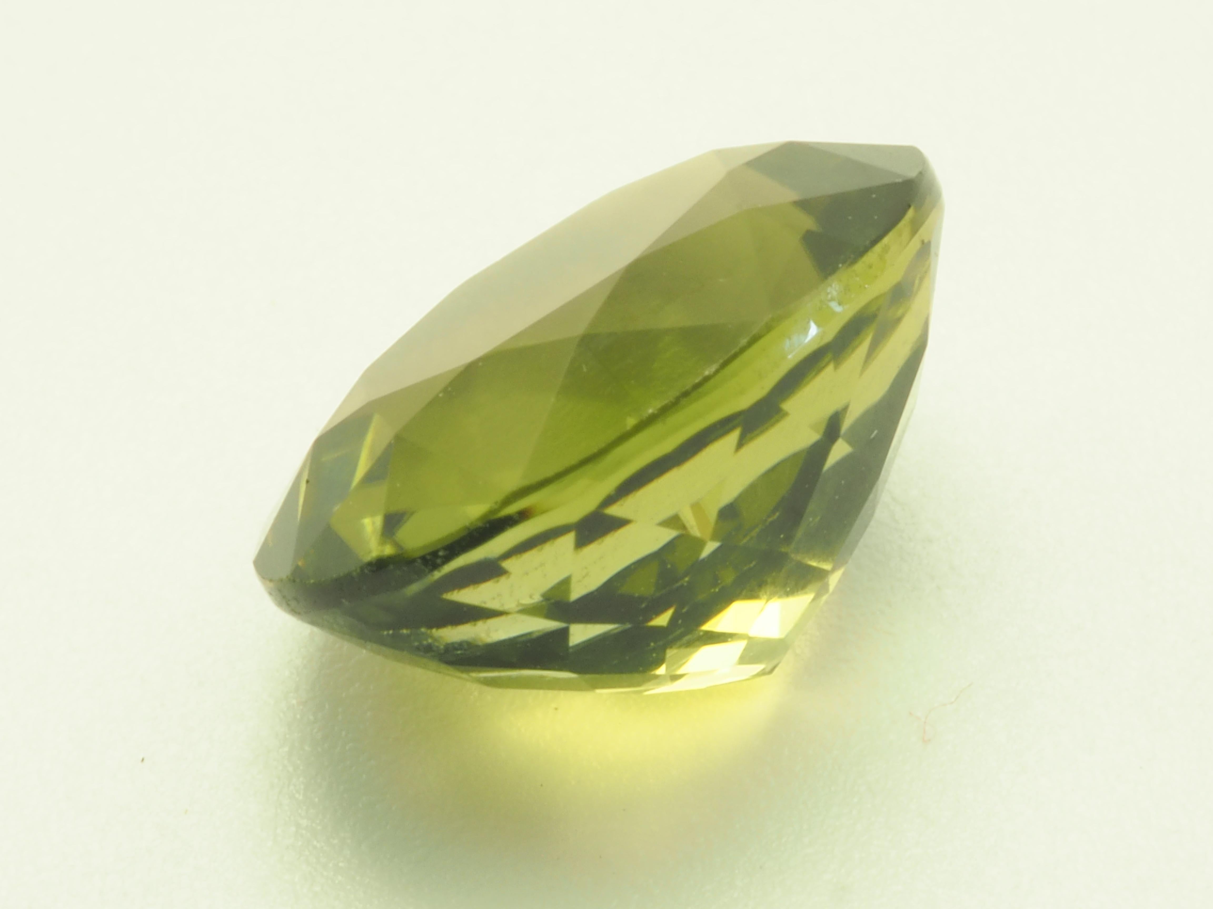 GIT Certified 4.37ct Oval Olive Green Tourmaline, Eye Clean, 11.13x9.12x6.59 mm In New Condition For Sale In เกาะสมุย, TH