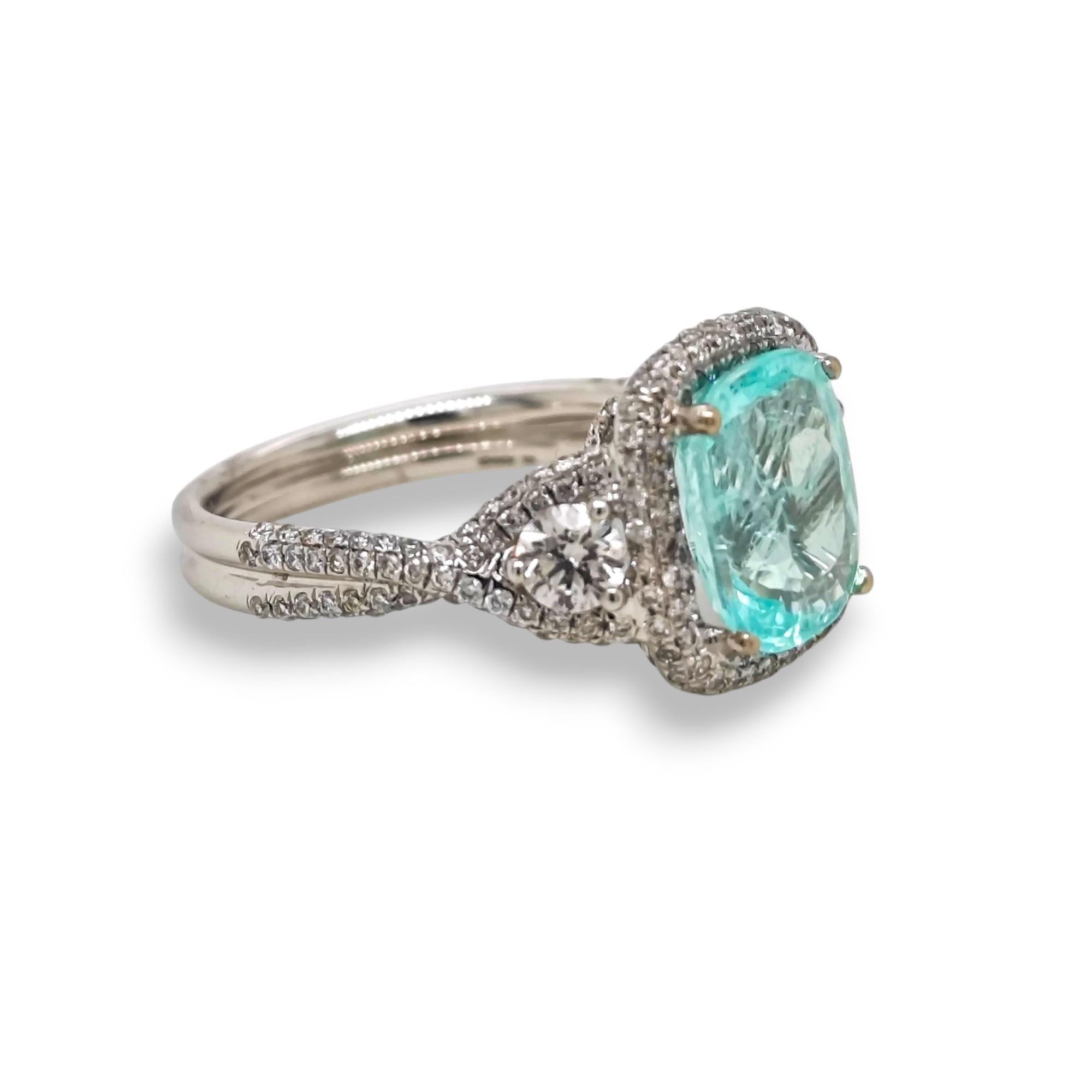 1  Tourmaline Paraiba Pierre précieuse : 3.27 carats
266 diamants blancs ronds : 0.83 Carats
2 diamants blancs ronds : 0,4 carats
Métal : or blanc 18 carats, 5,50 grammes

Certification GIT : GIT A44094