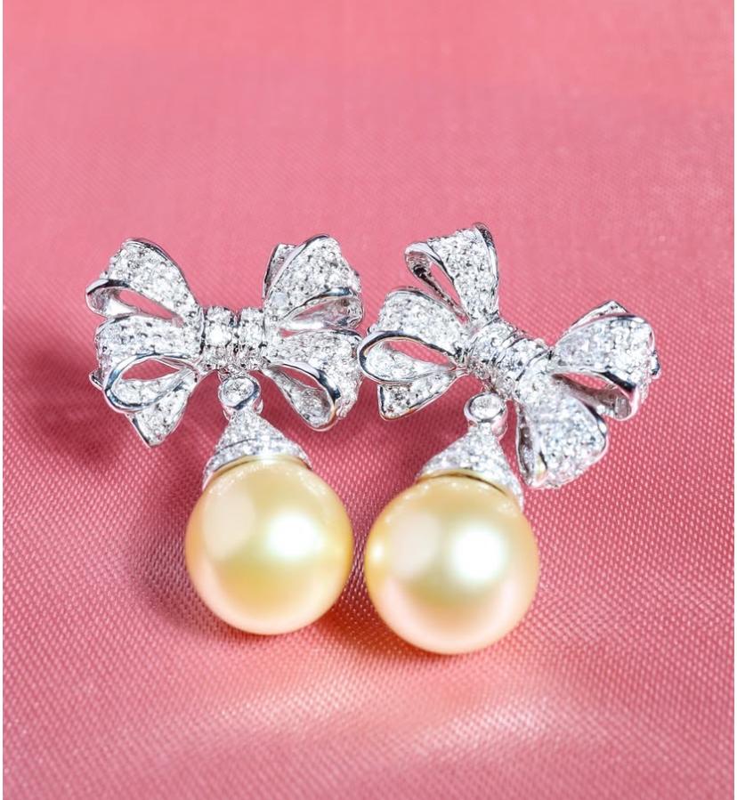 Taglio rotondo Orecchini in oro 18 carati con diamanti e perle d'oro certificati GIT in vendita