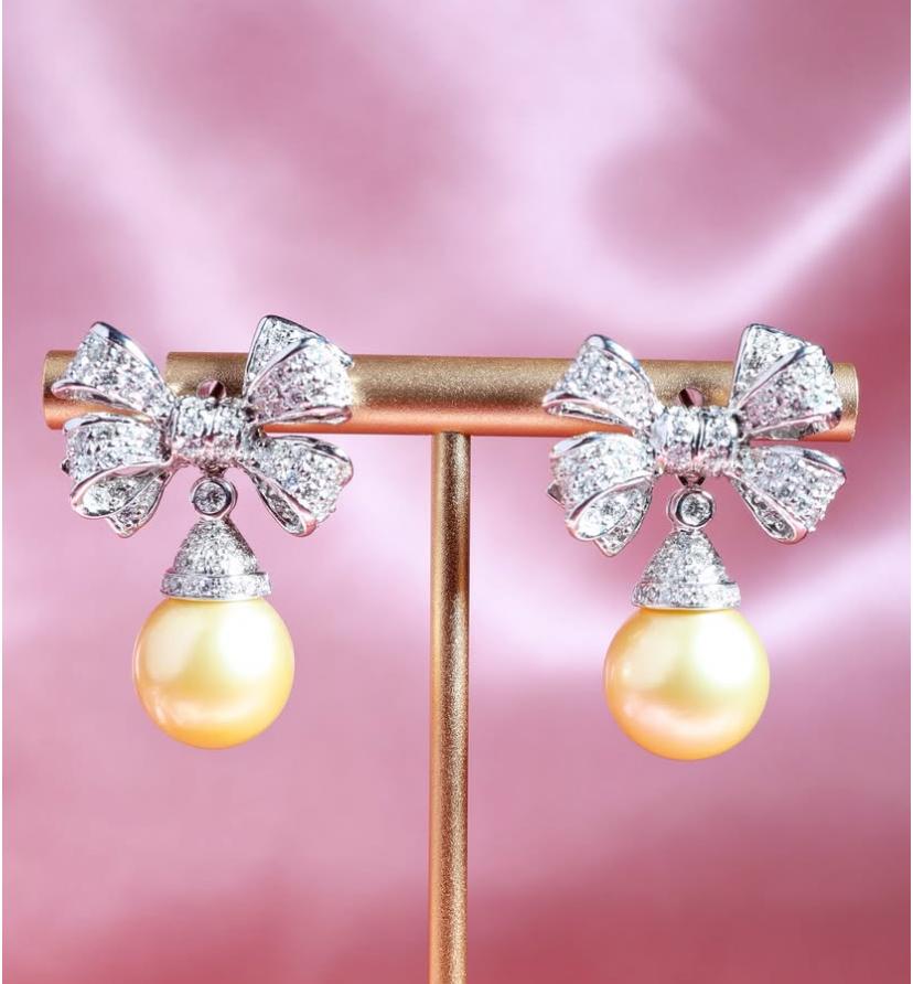 Orecchini in oro 18 carati con diamanti e perle d'oro certificati GIT In condizioni Nuovo in vendita a New Delhi, Delhi