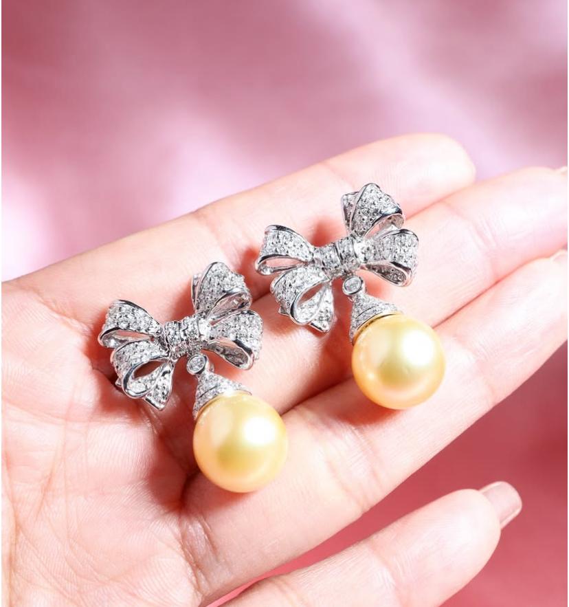 Donna Orecchini in oro 18 carati con diamanti e perle d'oro certificati GIT in vendita