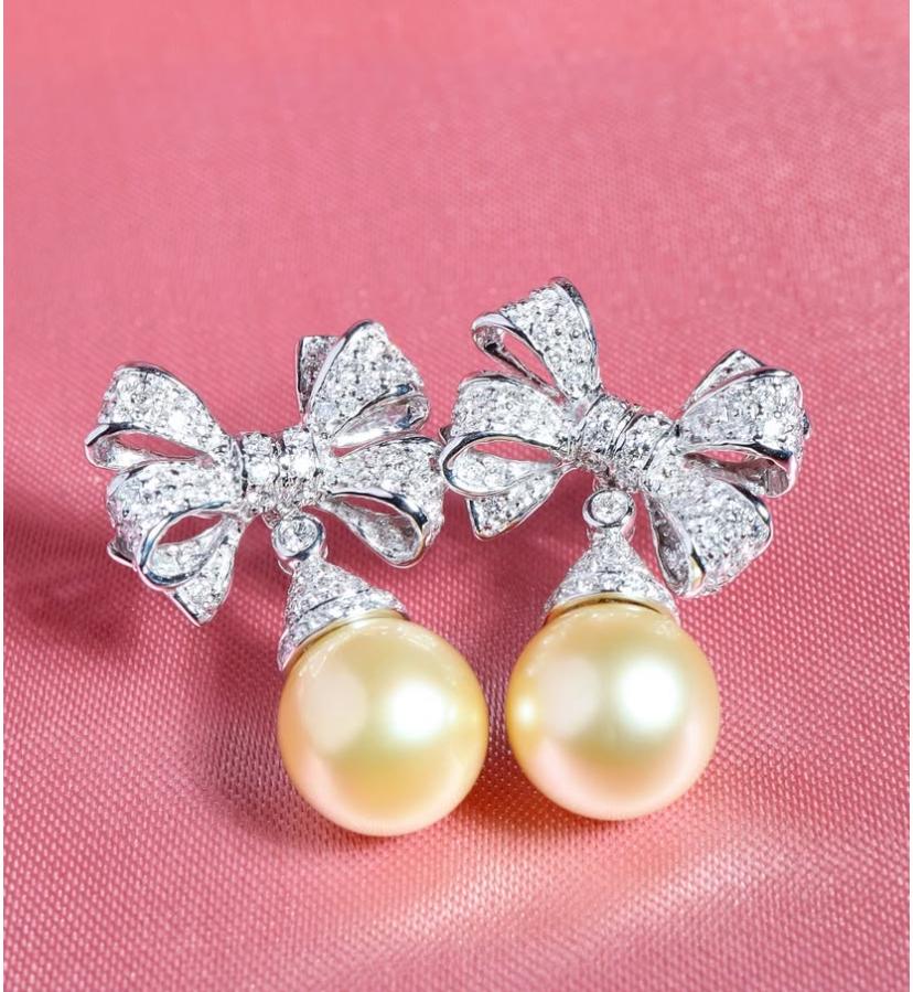 Orecchini in oro 18 carati con diamanti e perle d'oro certificati GIT in vendita 1