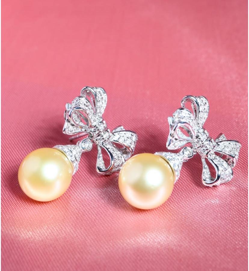 Orecchini in oro 18 carati con diamanti e perle d'oro certificati GIT in vendita 2