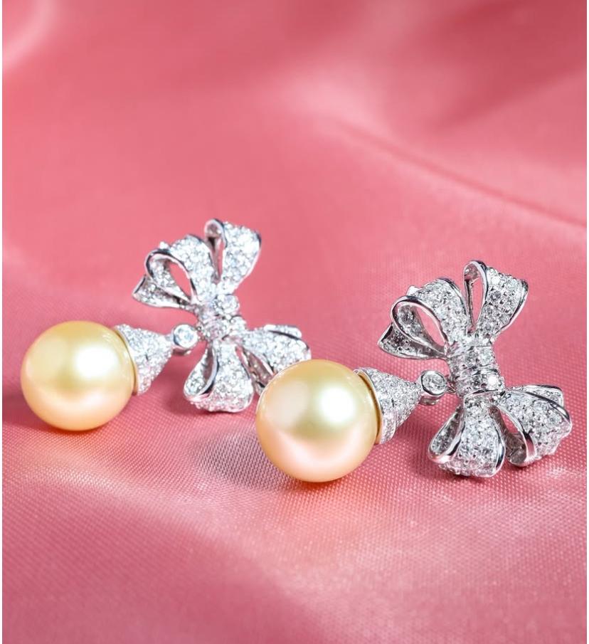 Orecchini in oro 18 carati con diamanti e perle d'oro certificati GIT in vendita 3