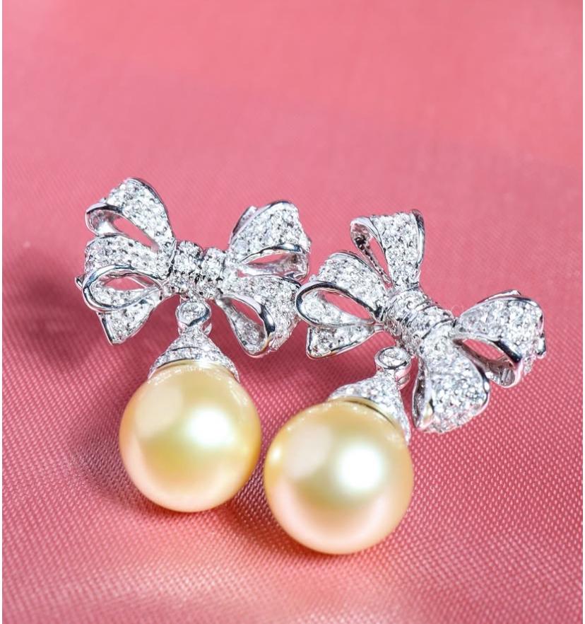 Orecchini in oro 18 carati con diamanti e perle d'oro certificati GIT in vendita 4