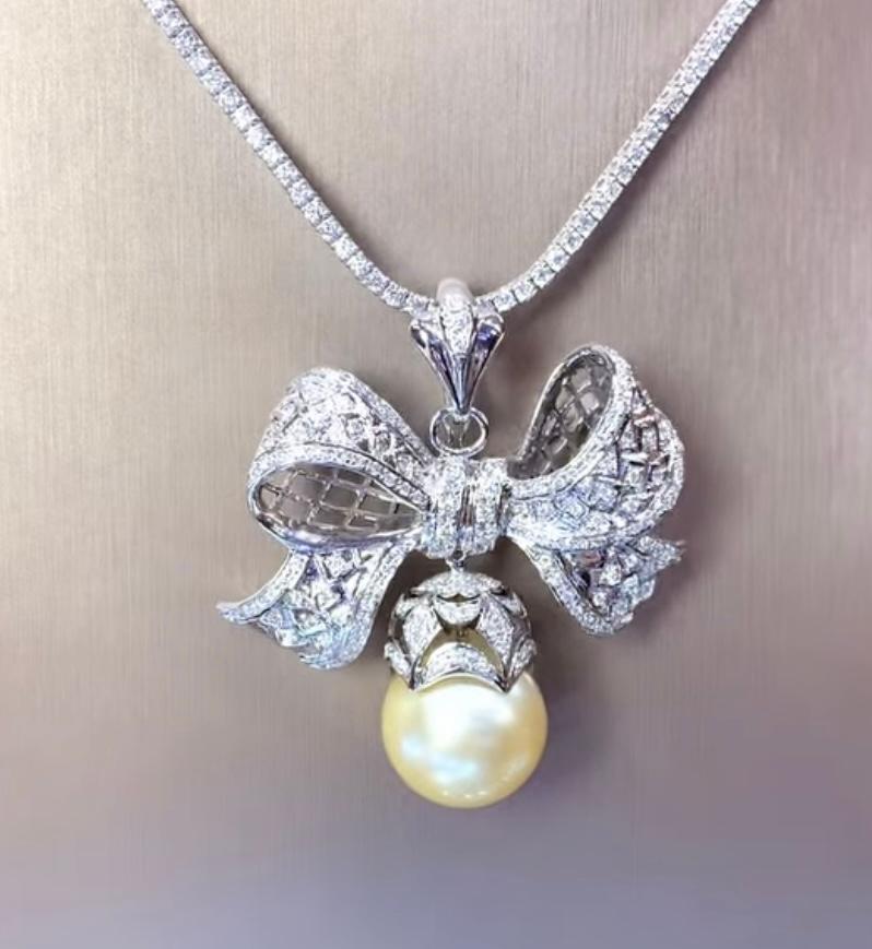 Round Cut GIT Certified Golden South Sea Pearl  2.14 Ct Diamonds 18k Gold Brooch/Pendant For Sale