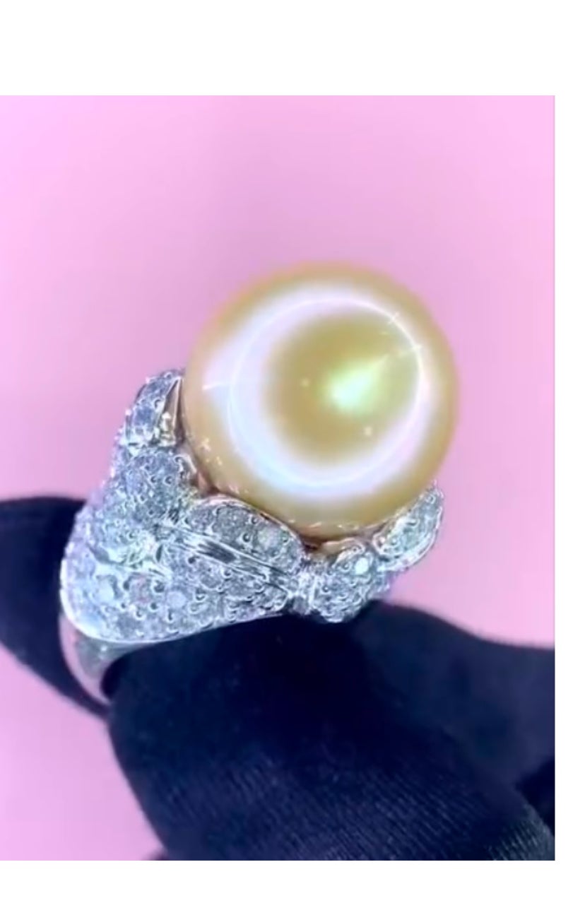Une bague exclusive en perles des mers du Sud dorées et diamants, d'une élégance et d'une sophistication captivantes.
Cette bague est ornée d'une perle dorée lustrée qui possède un éclat radieux, symbolisant le luxe et l'opulence.
La perle est